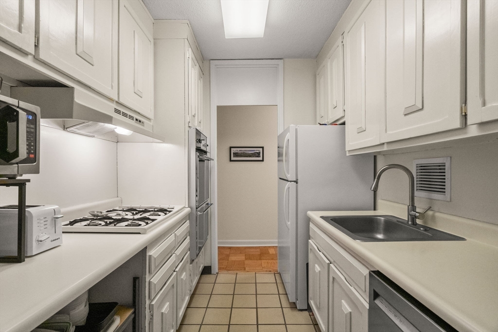 85 E India Row # 36G