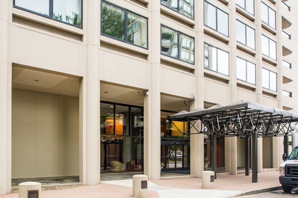 65 East India Row # 30H