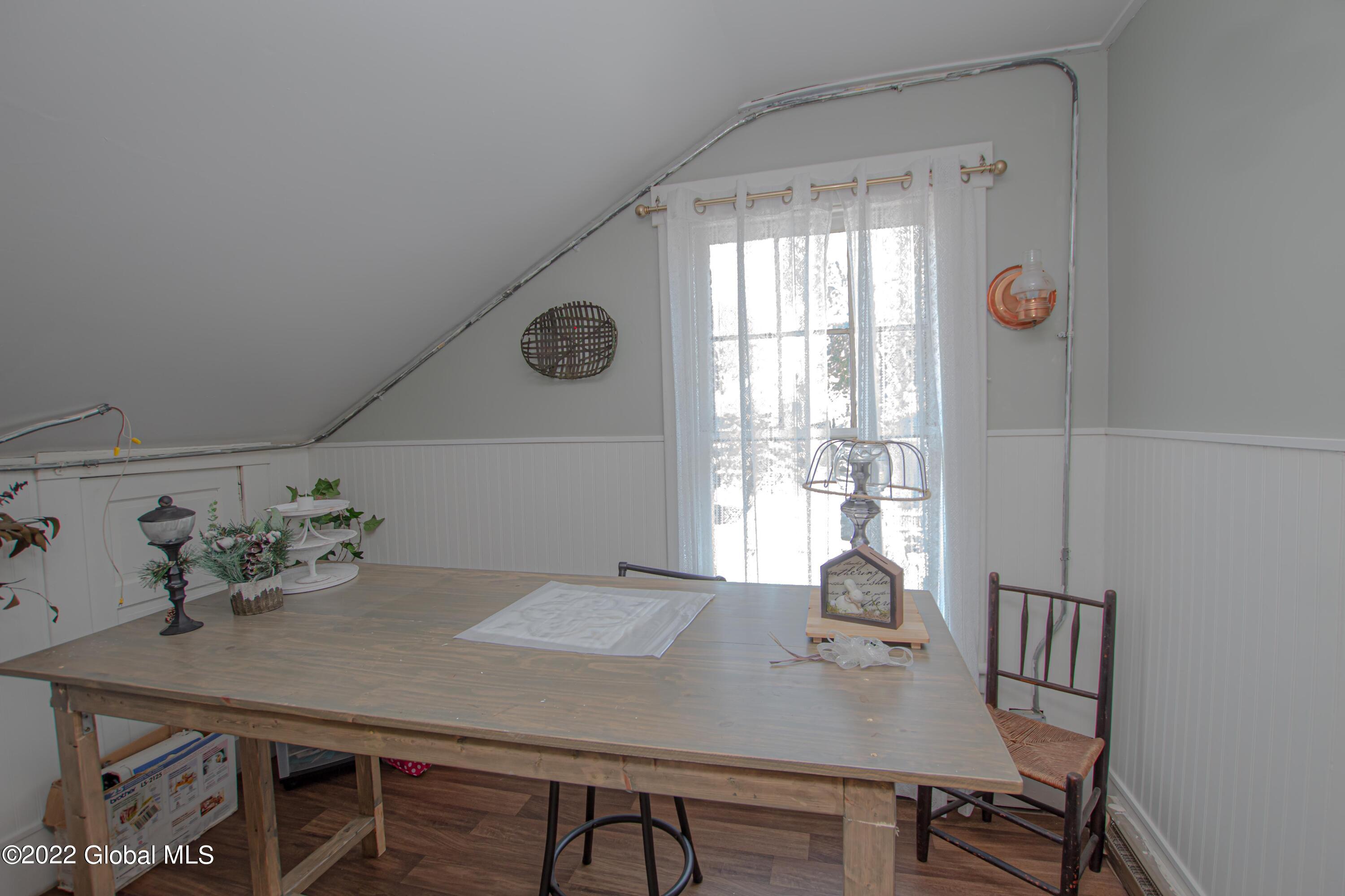 33 Kingsboro Avenue