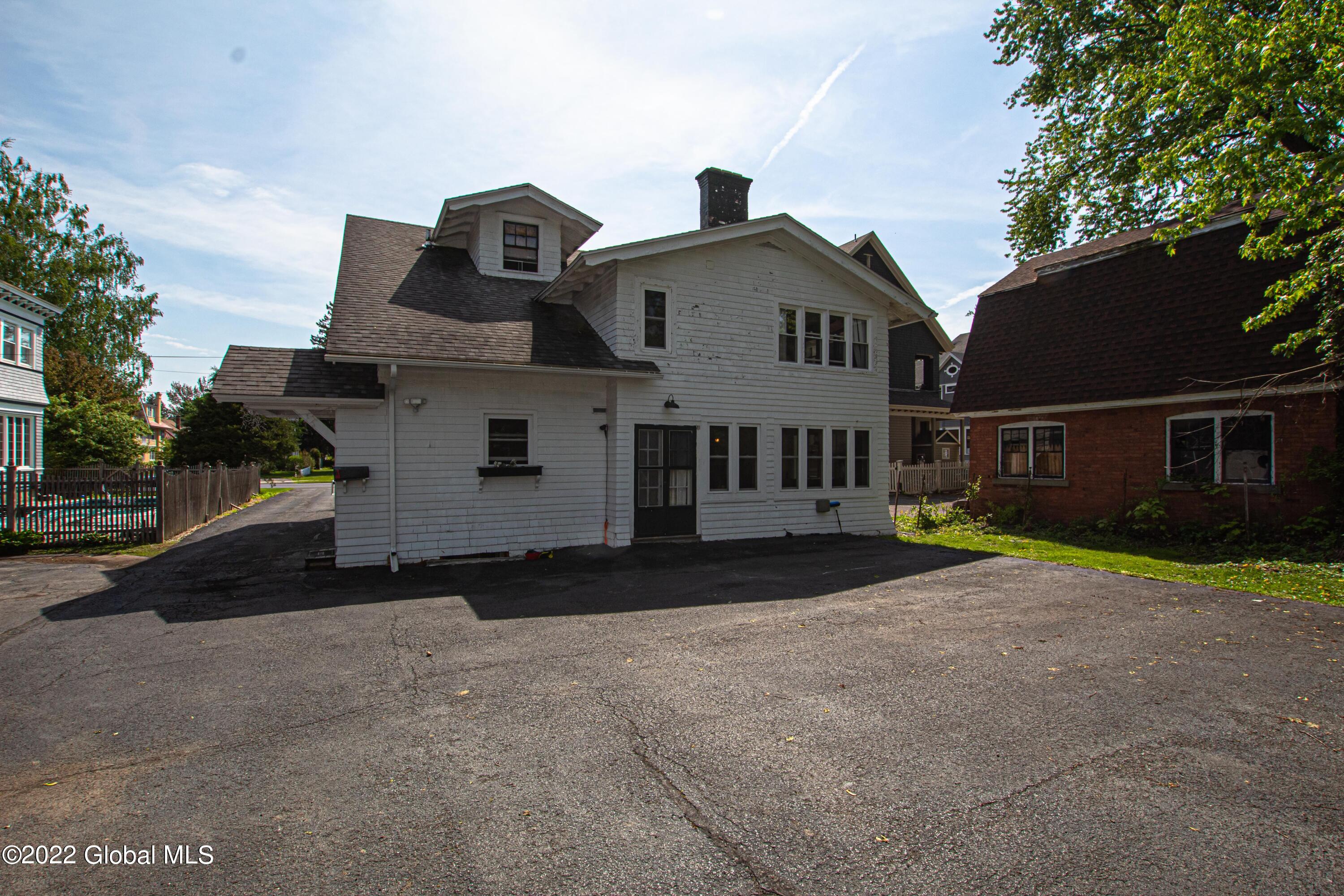 33 Kingsboro Avenue