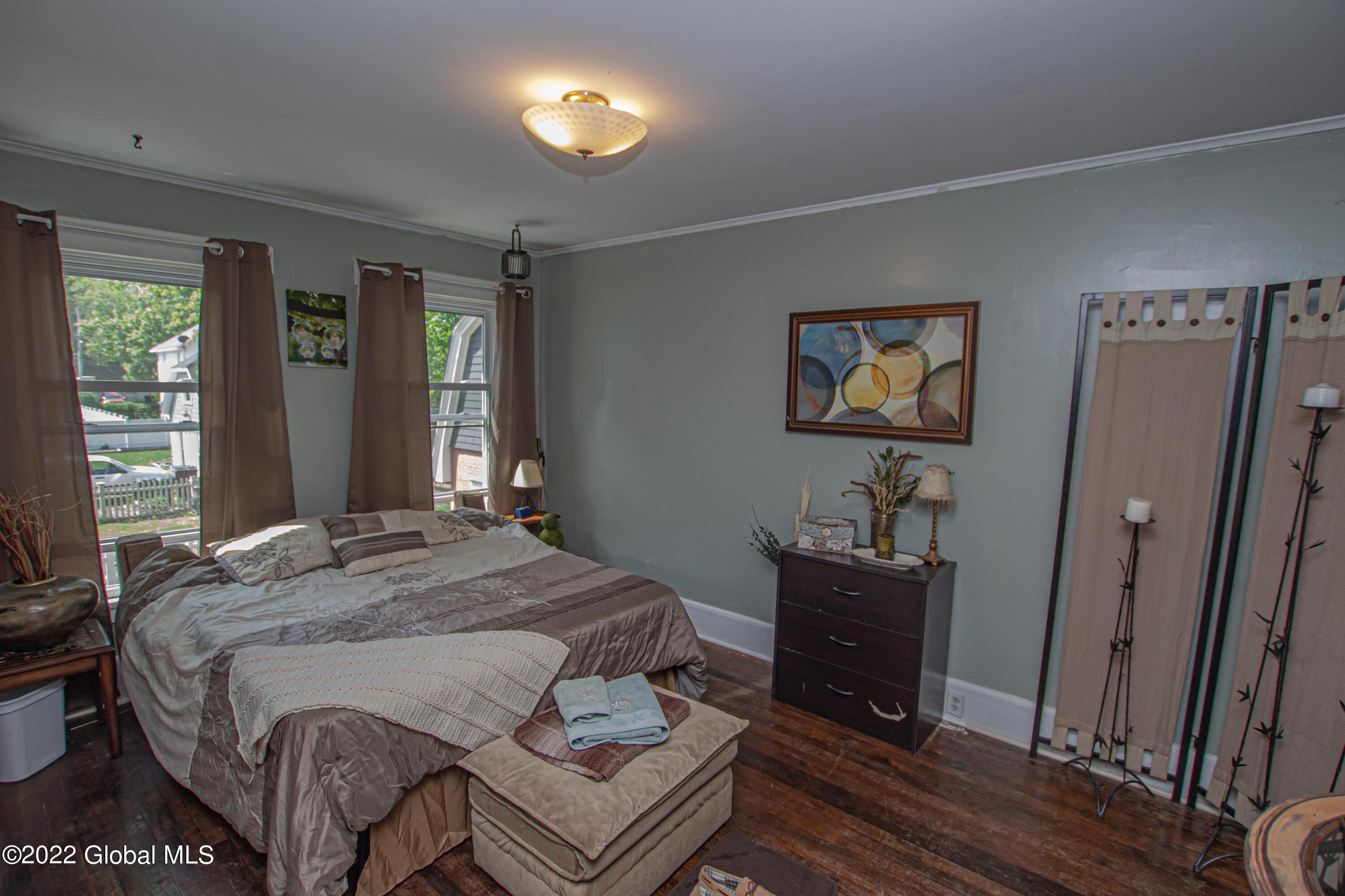 33 Kingsboro Avenue