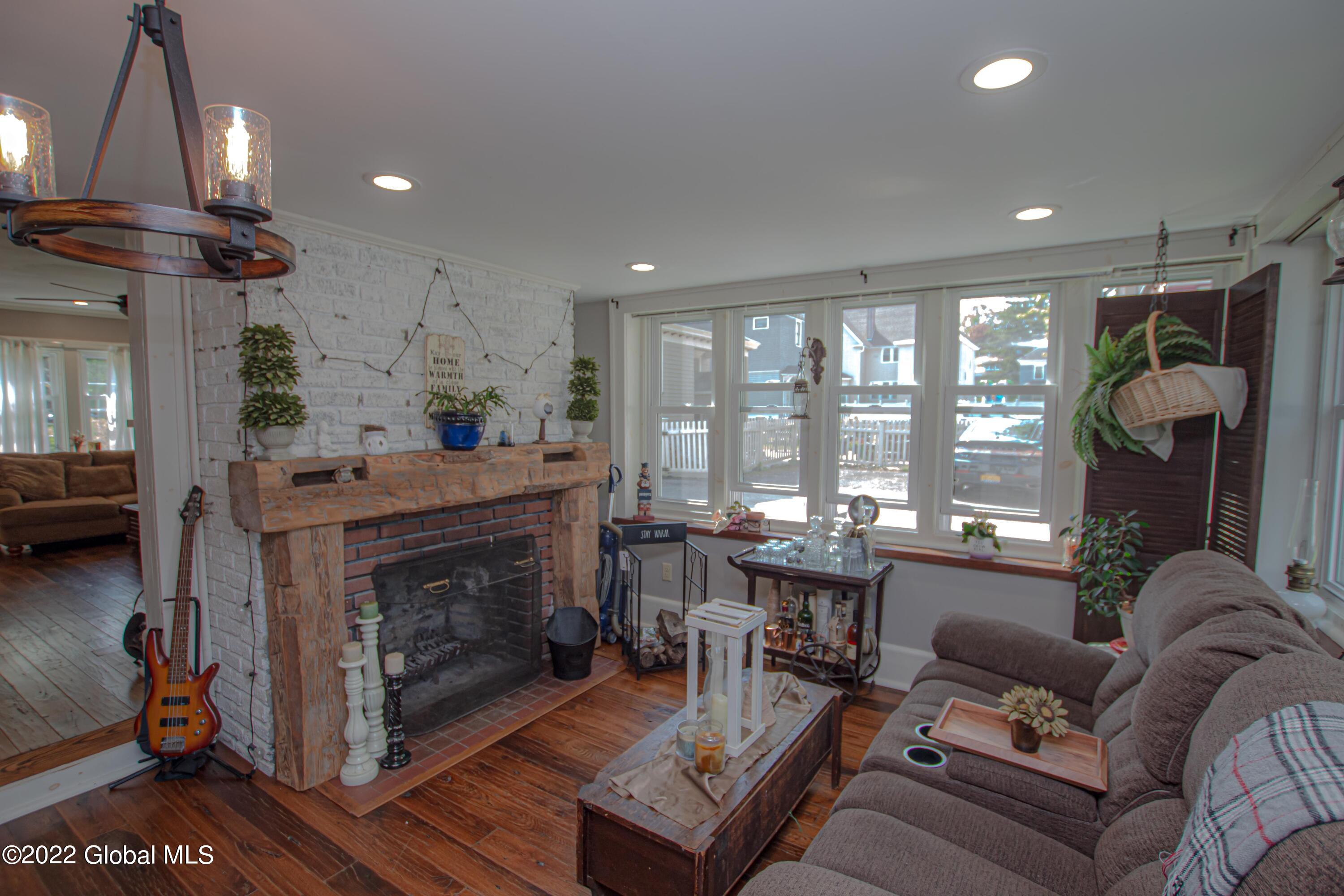 33 Kingsboro Avenue