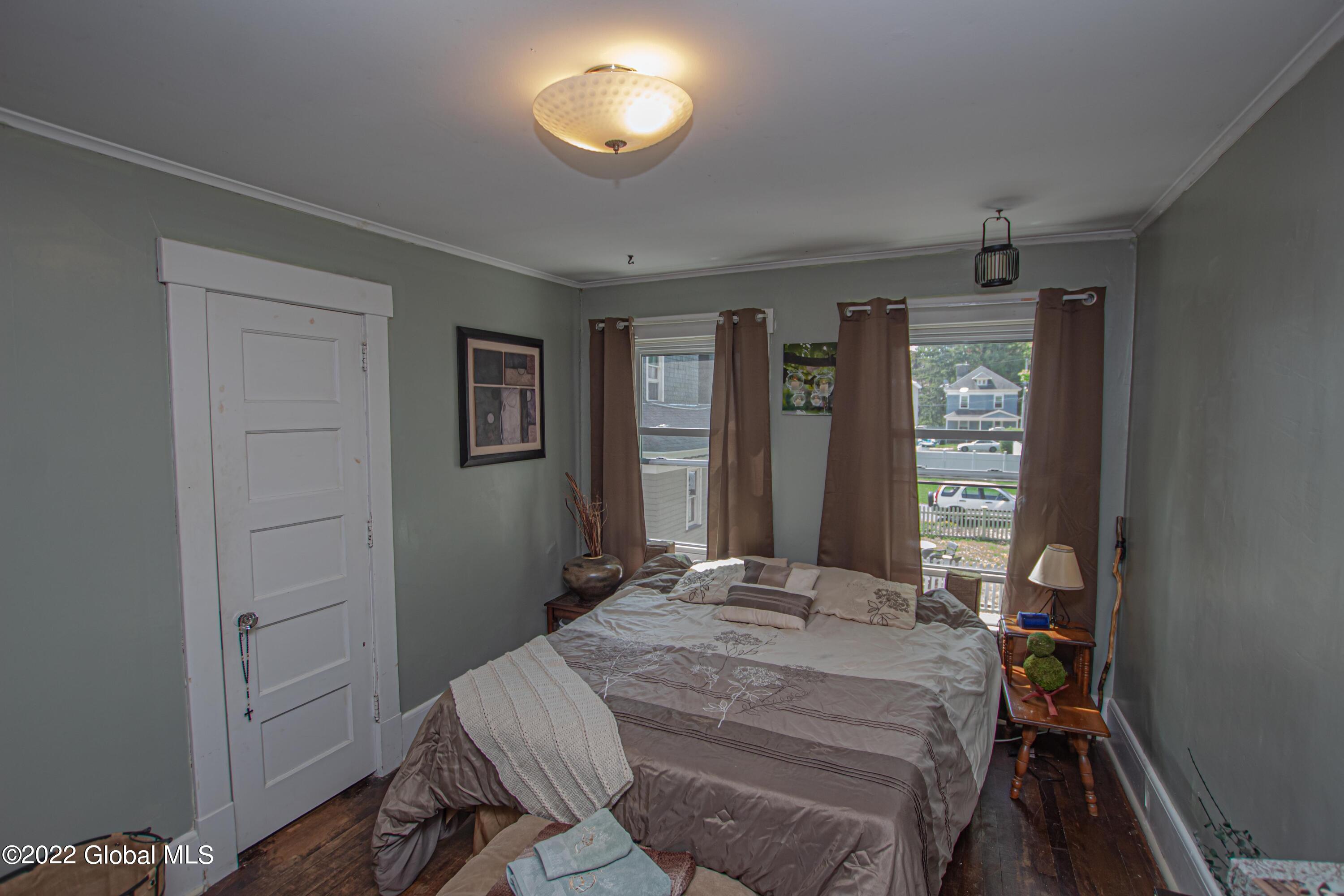 33 Kingsboro Avenue