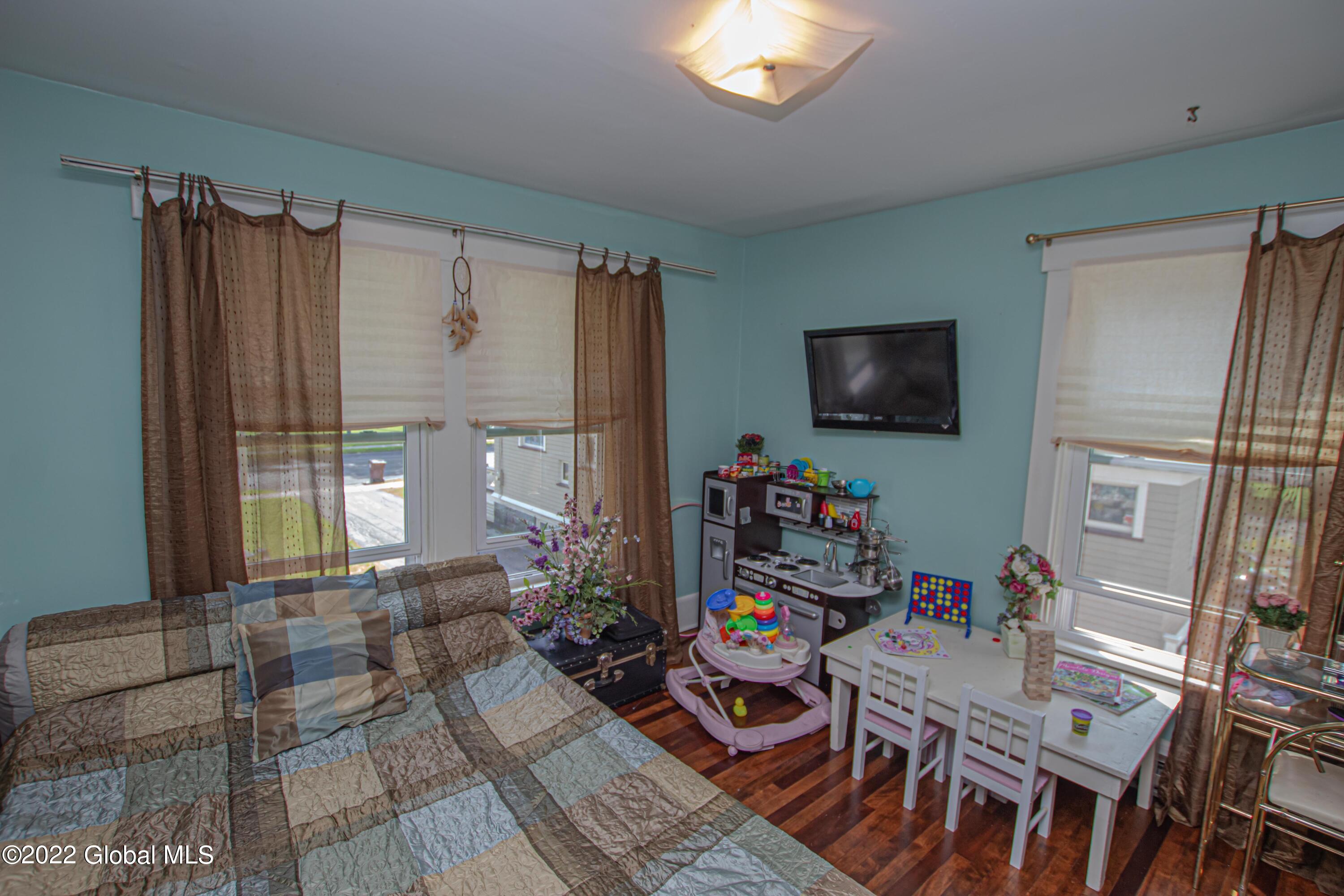 33 Kingsboro Avenue