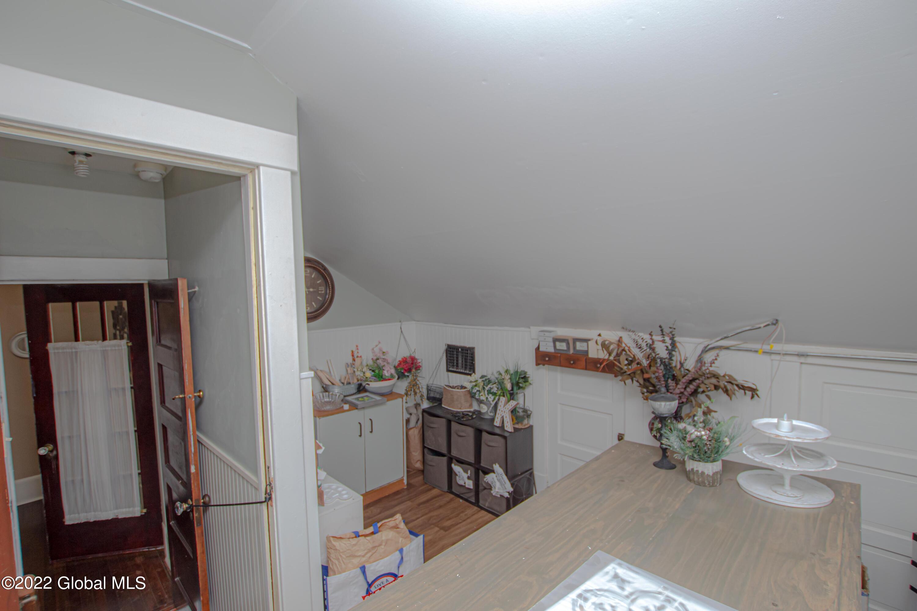 33 Kingsboro Avenue