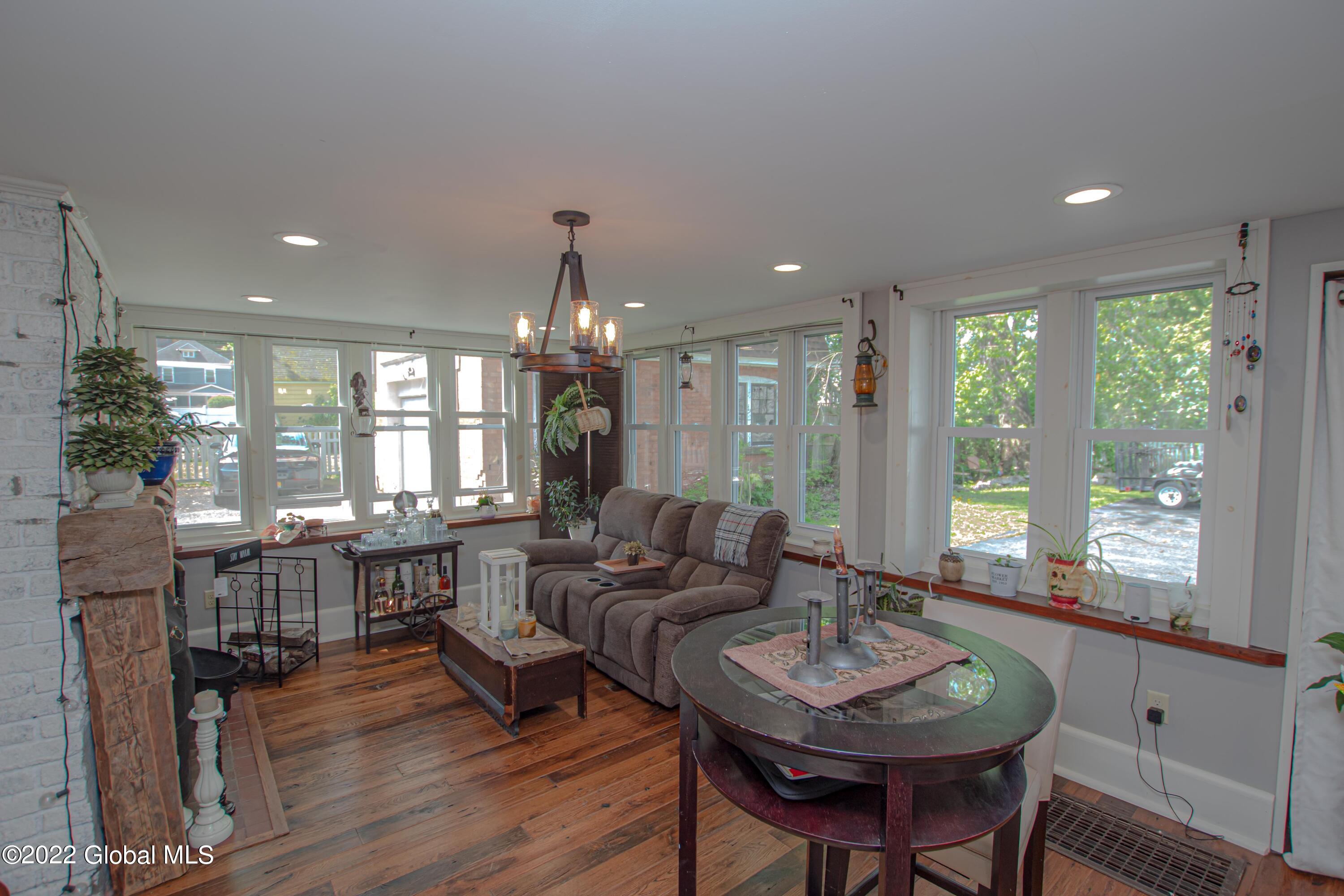 33 Kingsboro Avenue