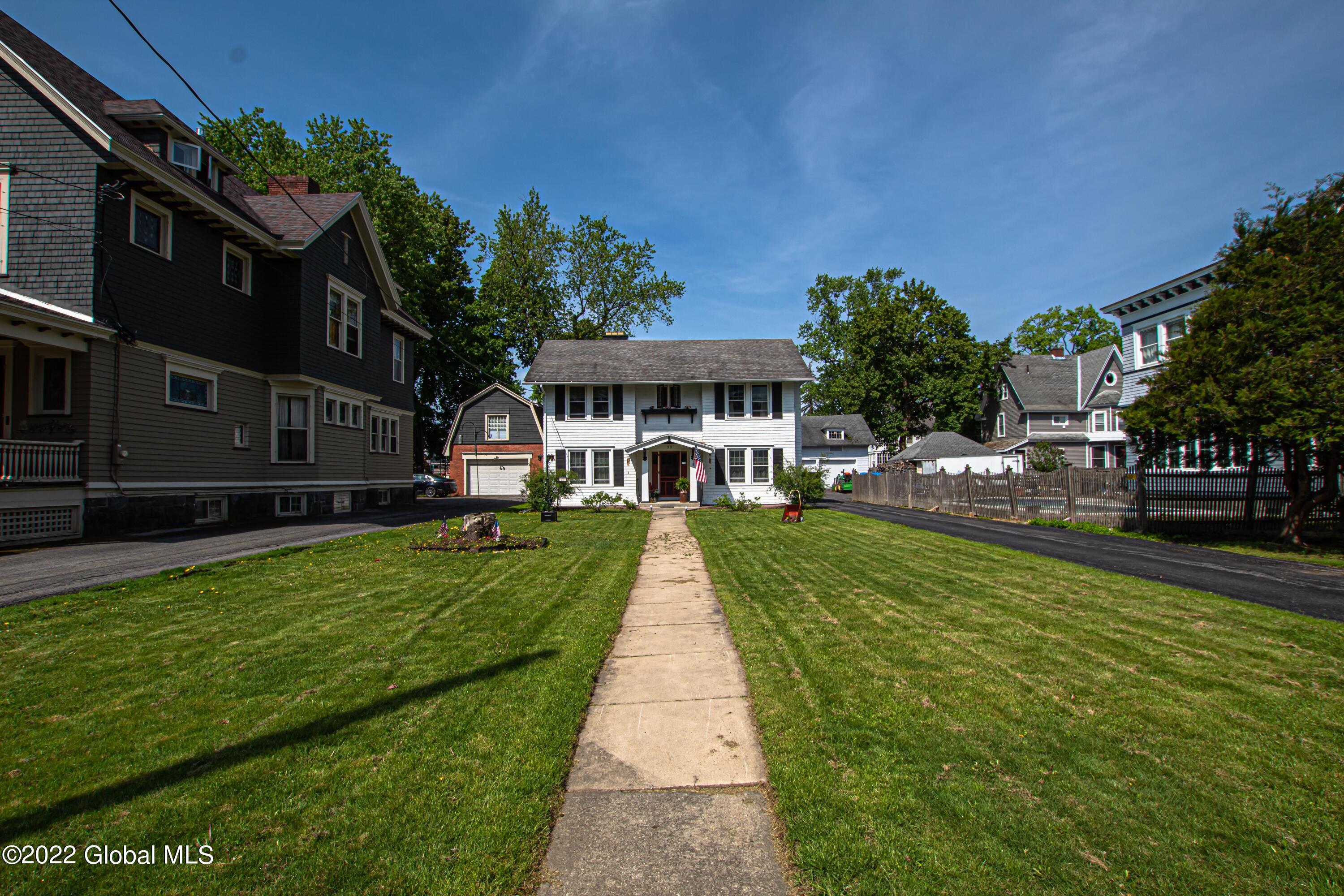 33 Kingsboro Avenue