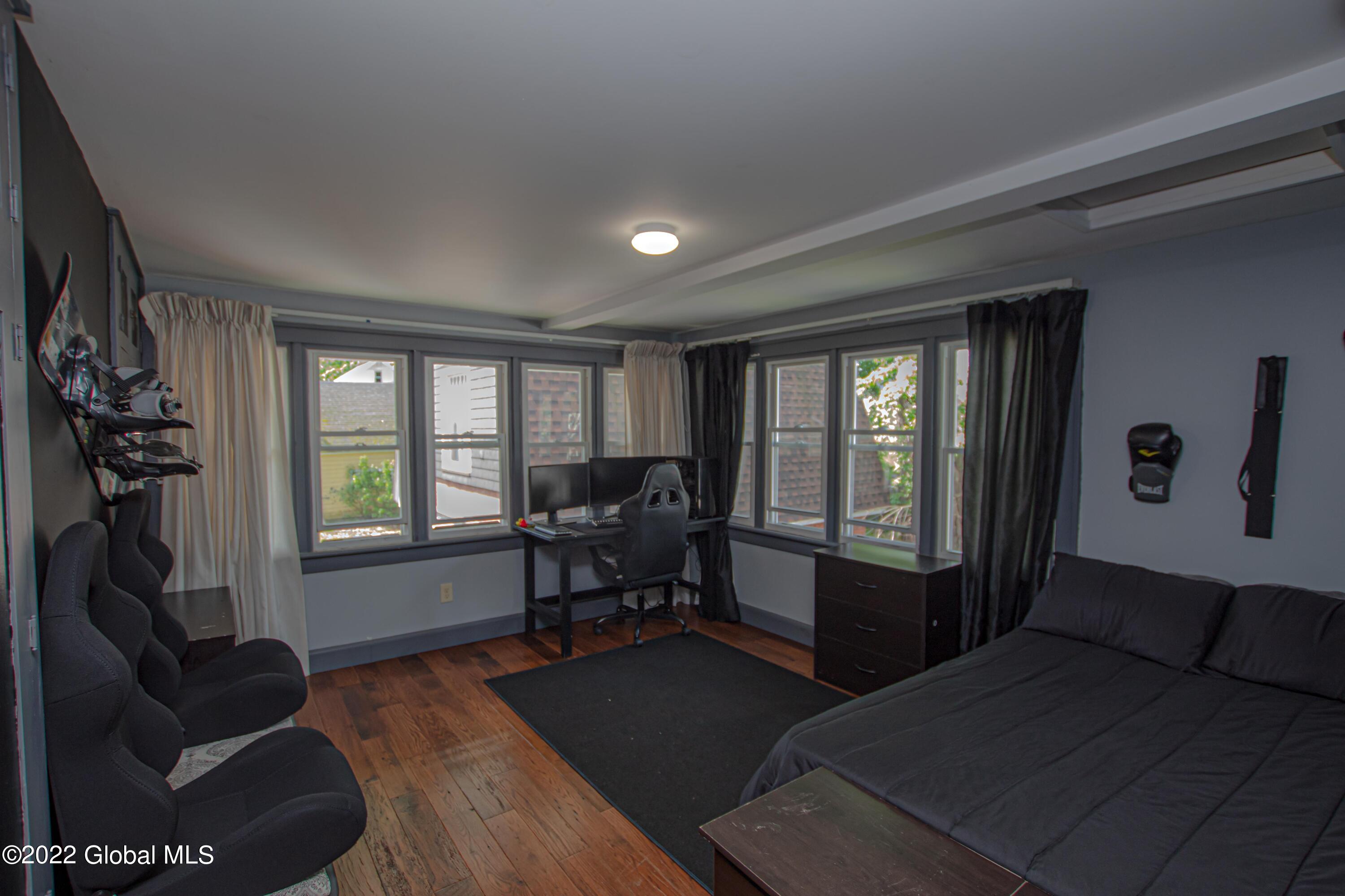 33 Kingsboro Avenue