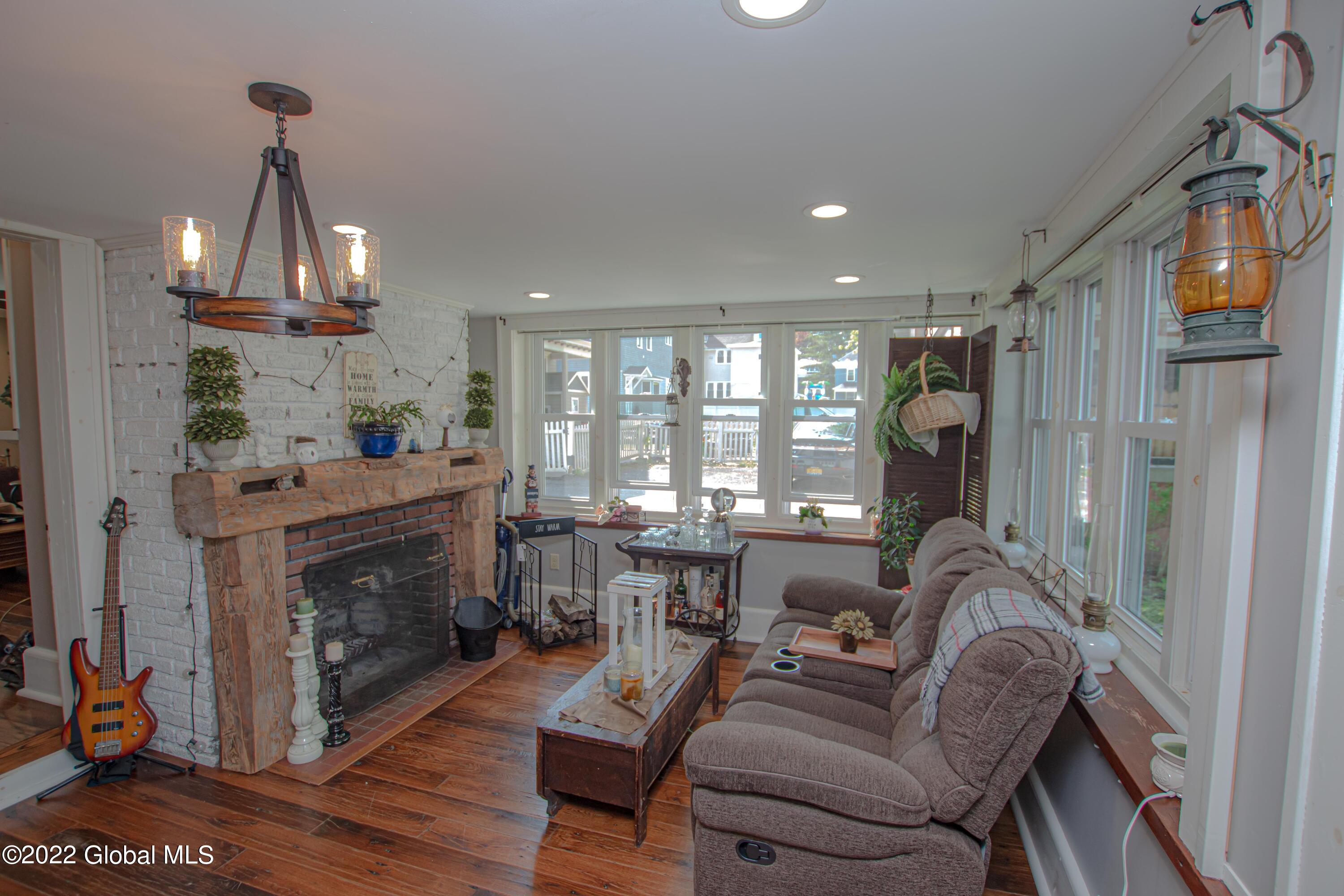 33 Kingsboro Avenue