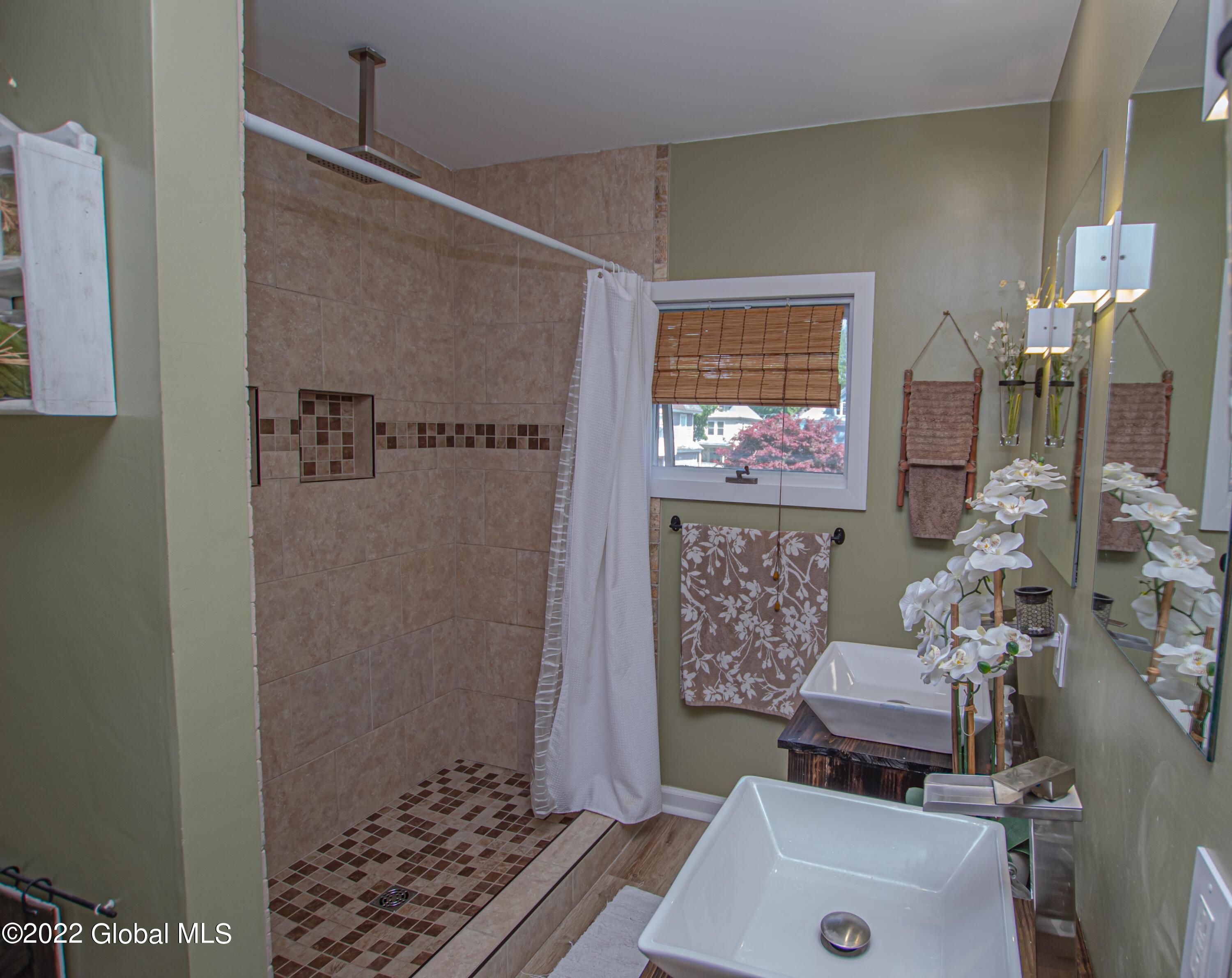 33 Kingsboro Avenue