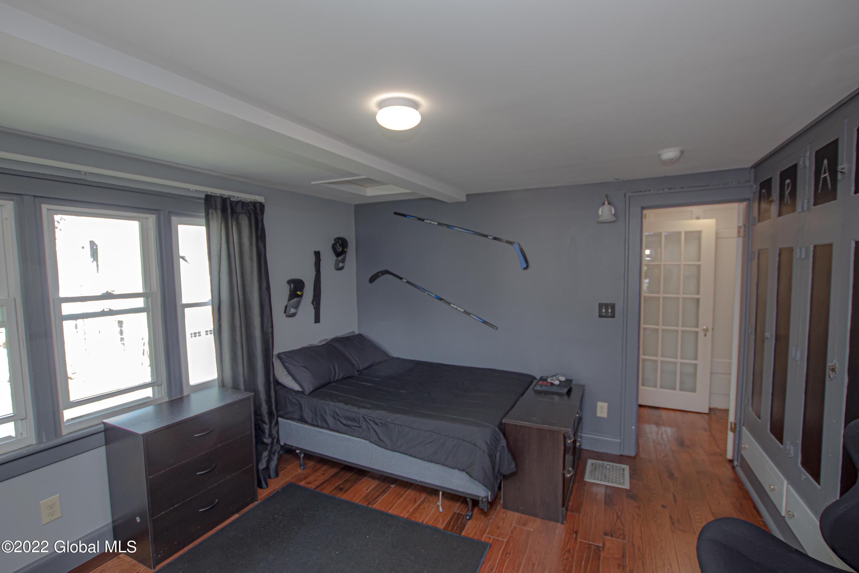 33 Kingsboro Avenue
