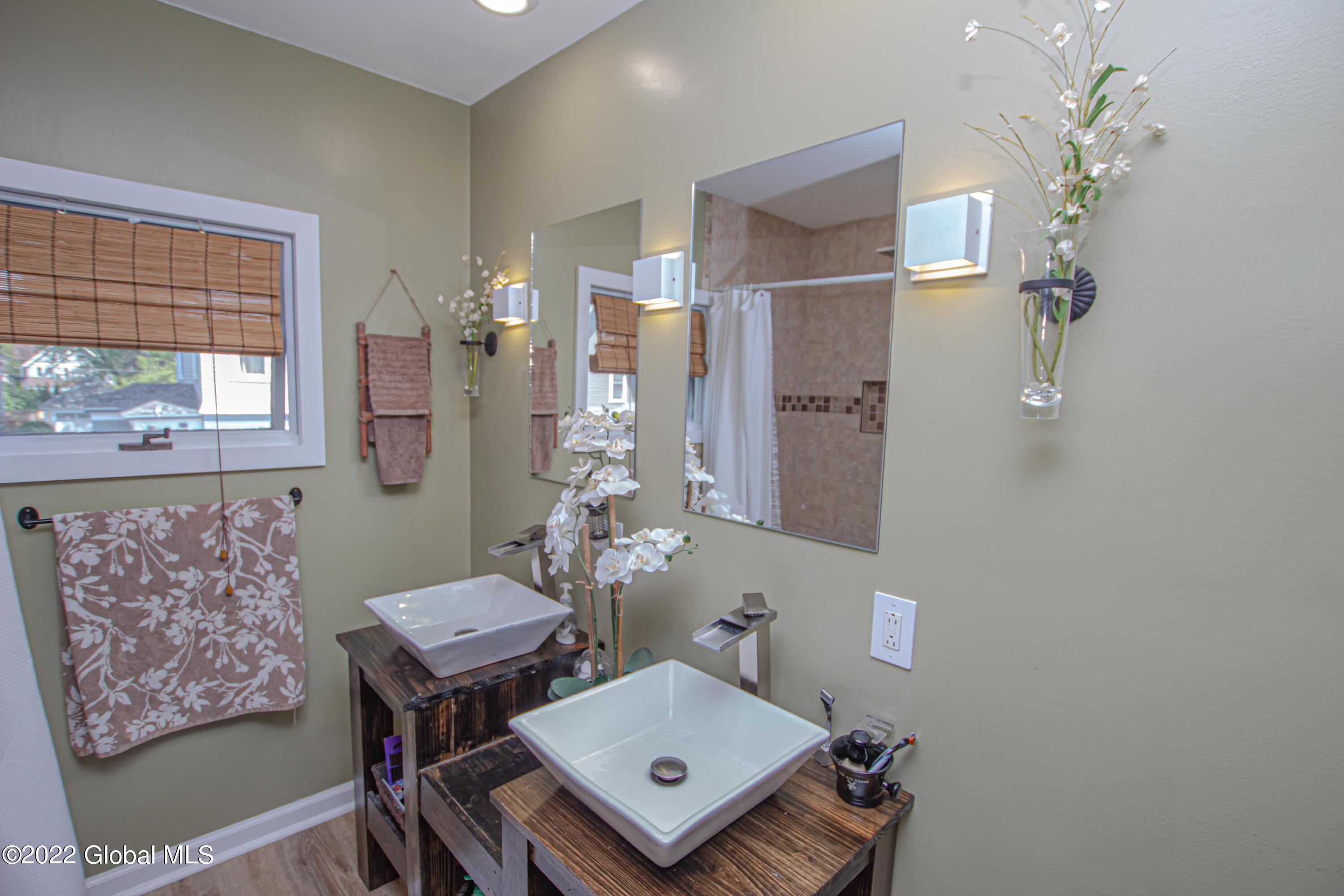 33 Kingsboro Avenue