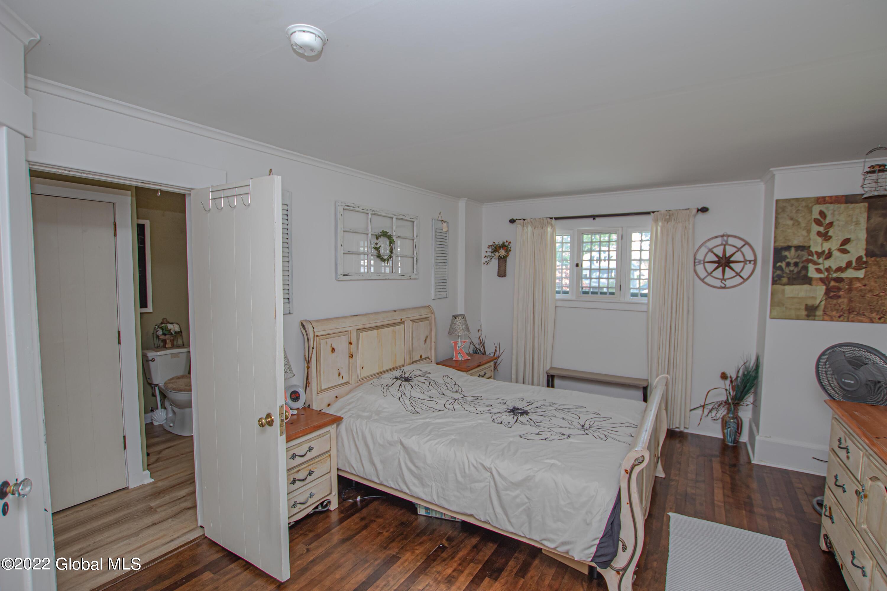 33 Kingsboro Avenue