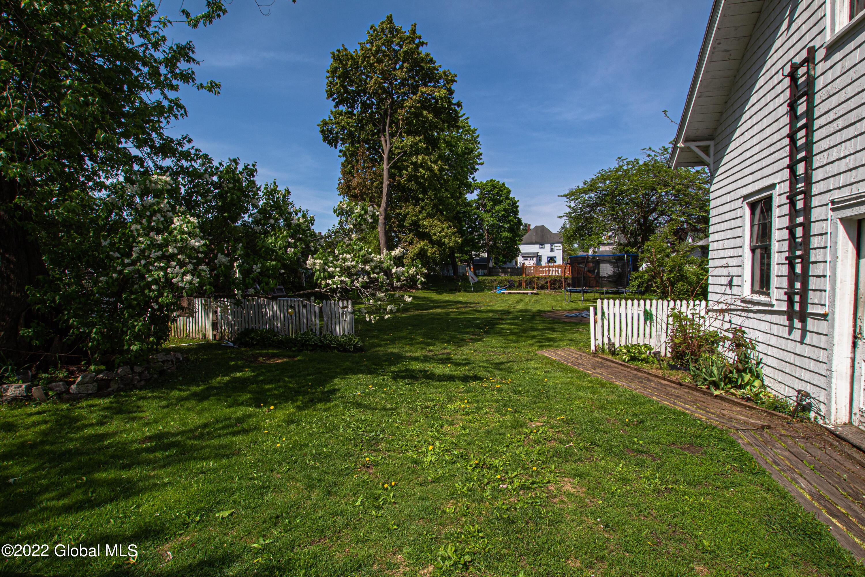 33 Kingsboro Avenue