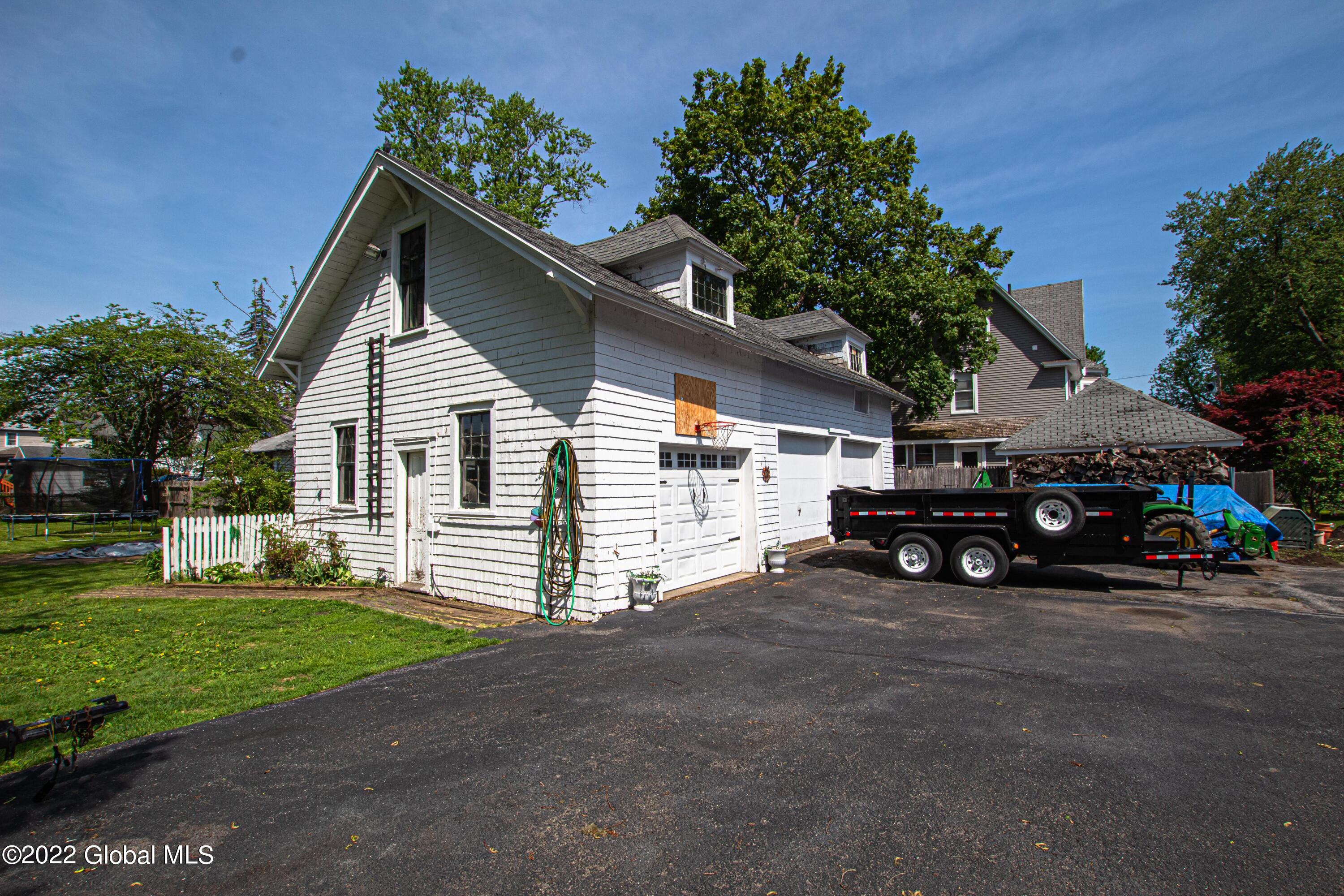 33 Kingsboro Avenue