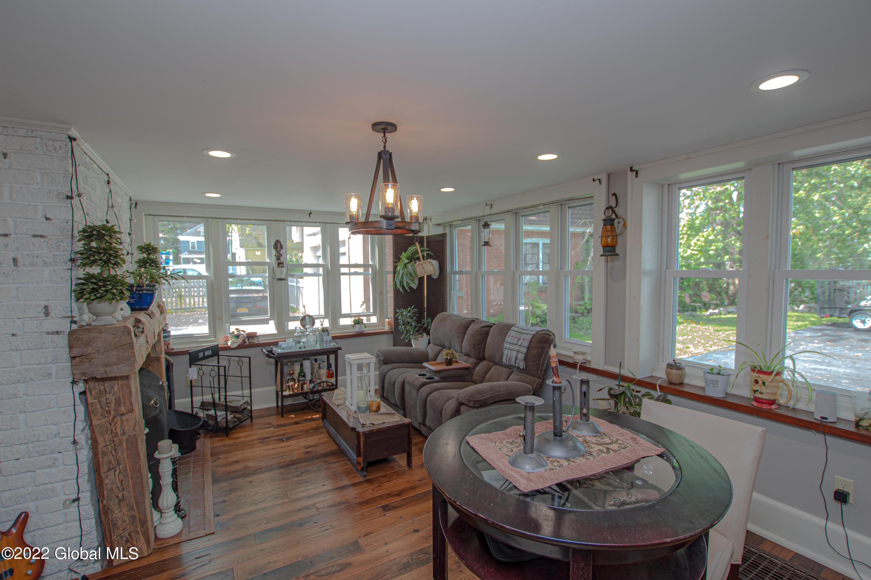 33 Kingsboro Avenue