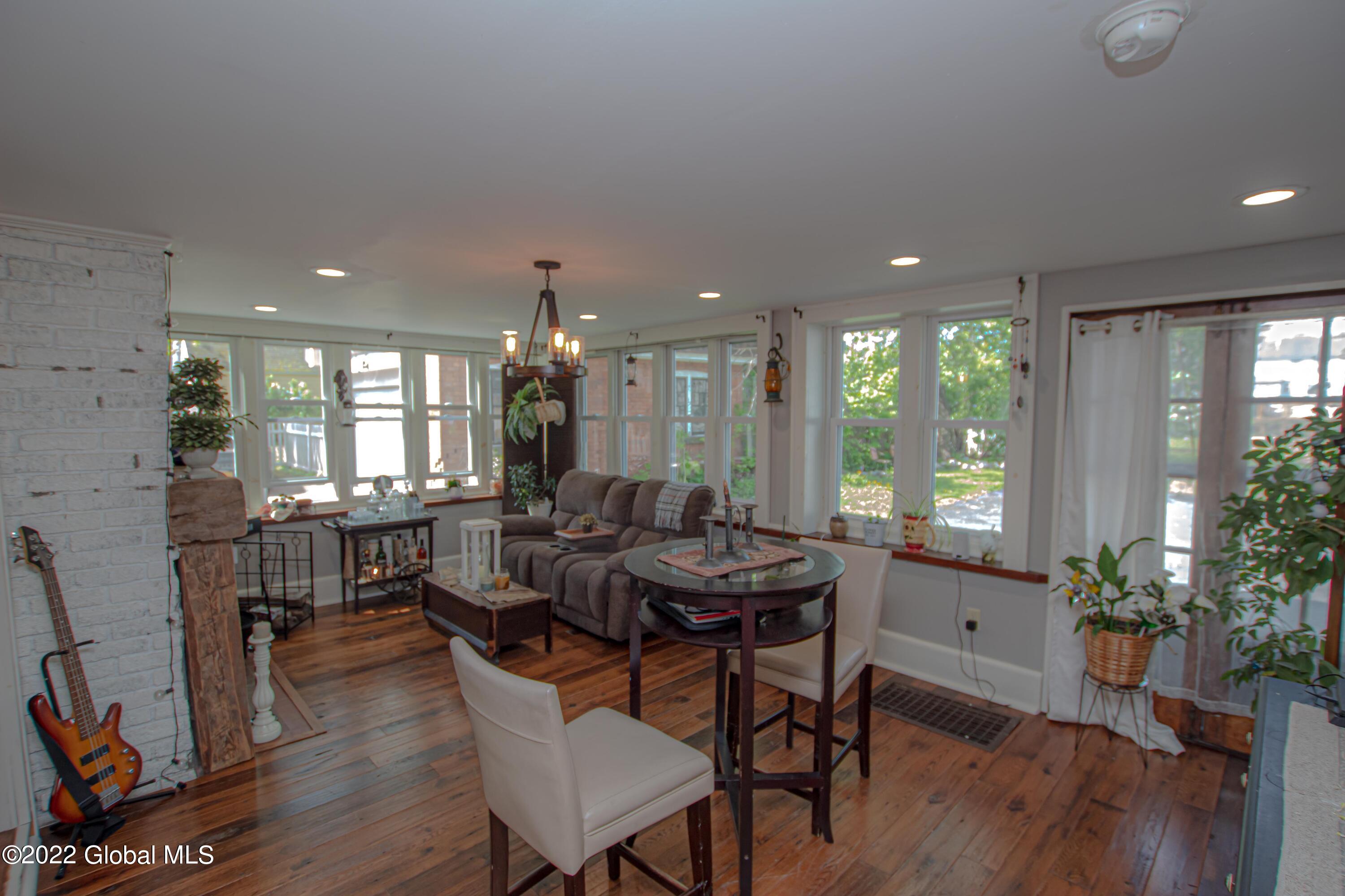33 Kingsboro Avenue