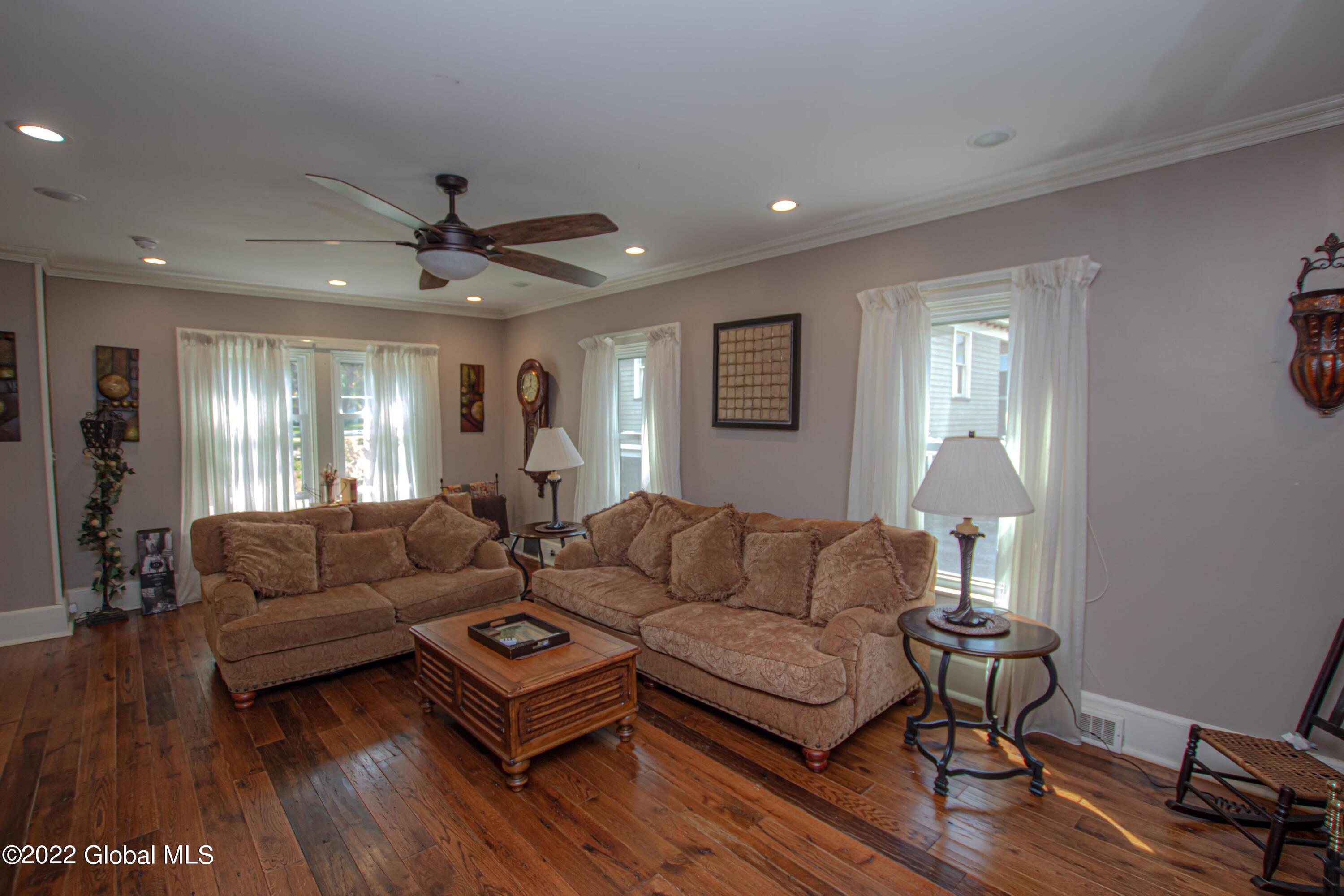 33 Kingsboro Avenue