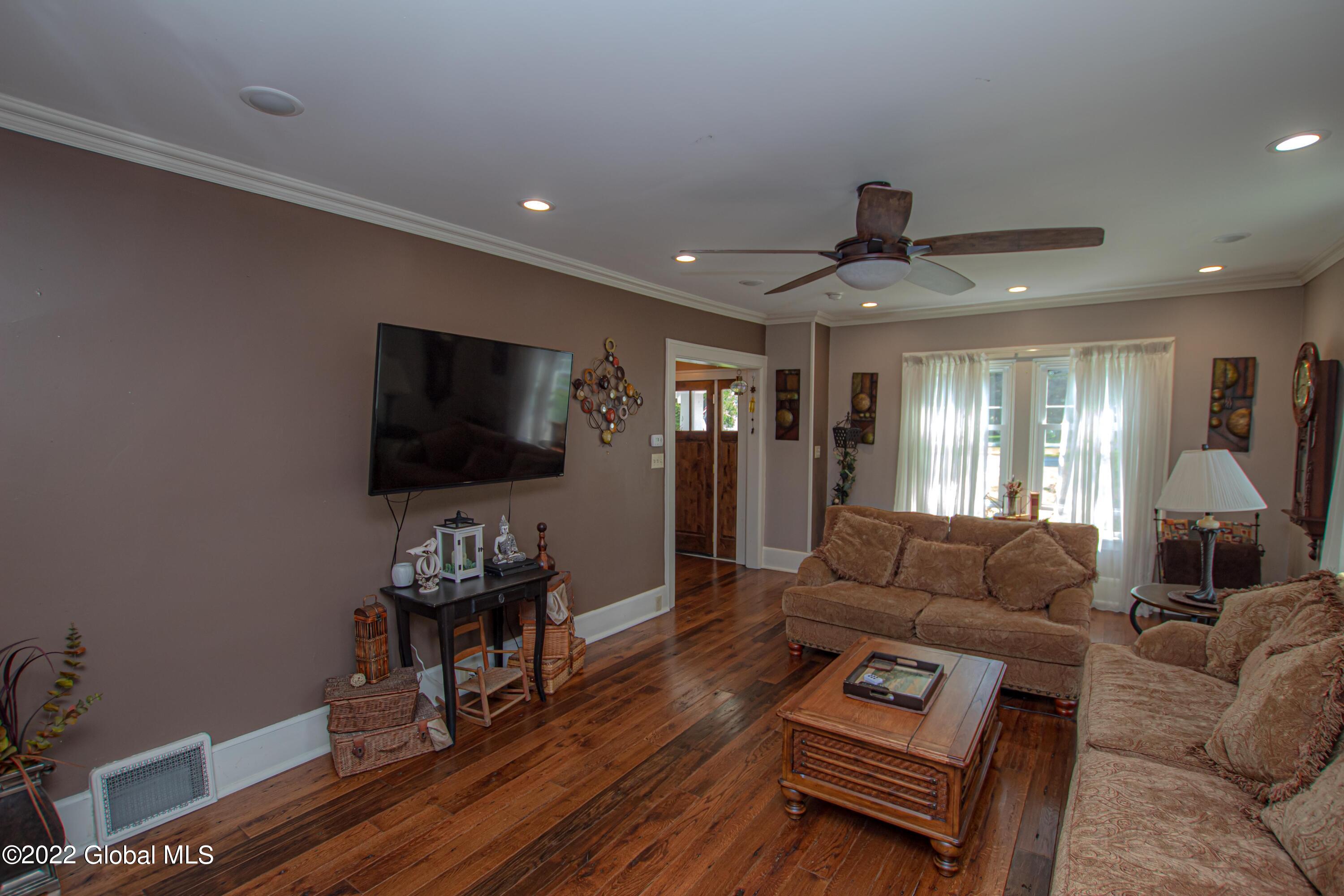 33 Kingsboro Avenue