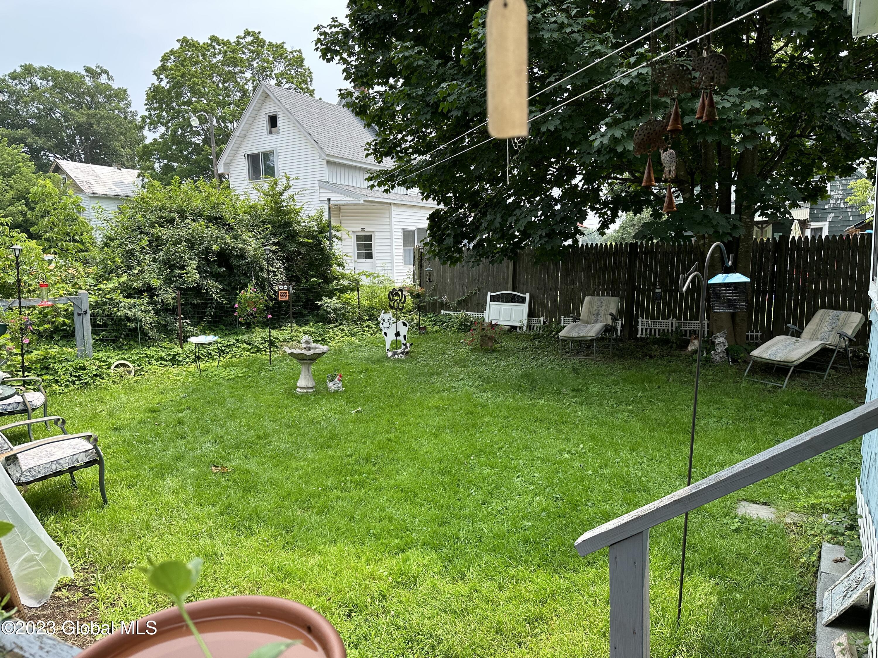 4 MAPLE Avenue