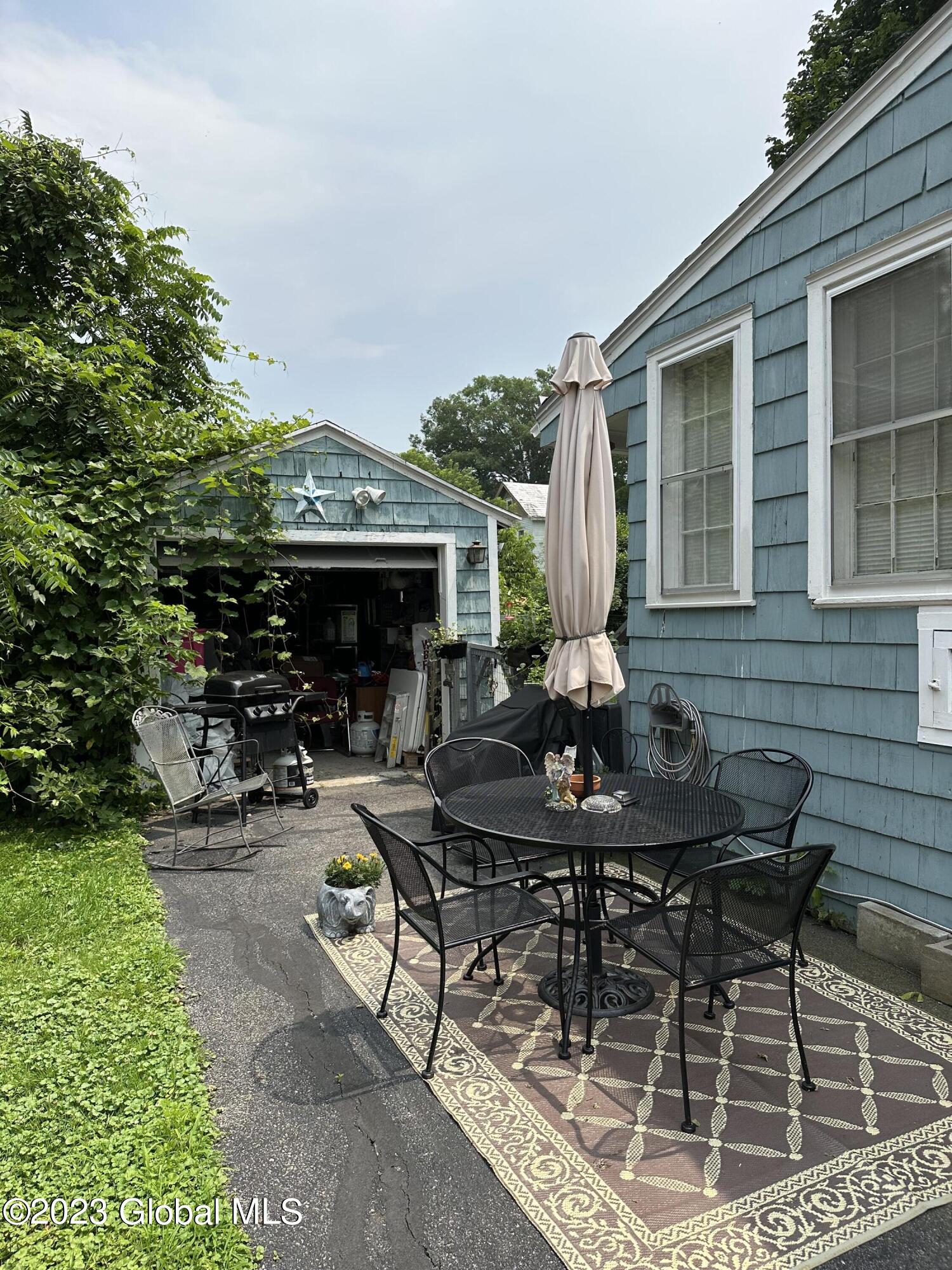4 MAPLE Avenue