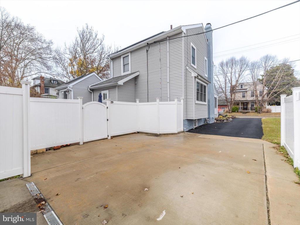 908 AMOSLAND ROAD