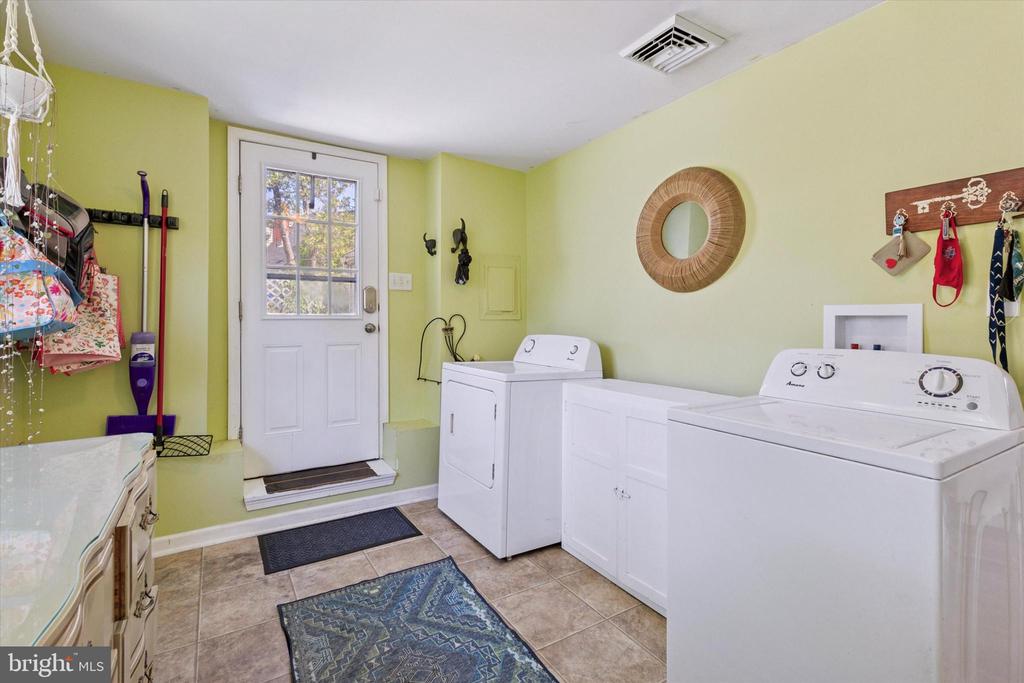 233 OXFORD CIRCLE