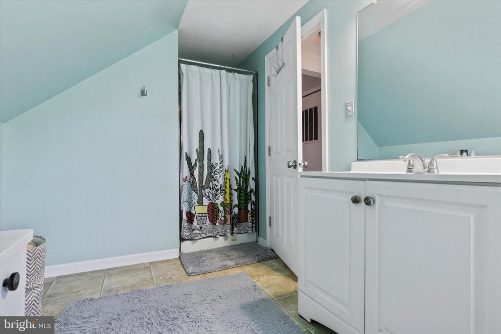 233 OXFORD CIRCLE