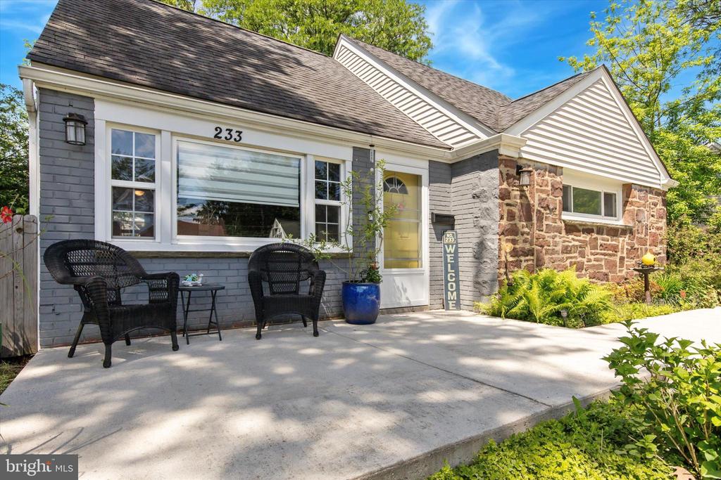 233 OXFORD CIRCLE
