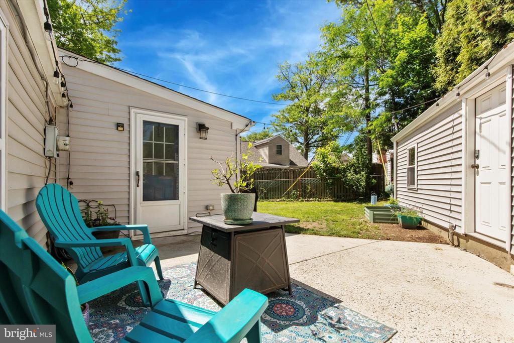 233 OXFORD CIRCLE
