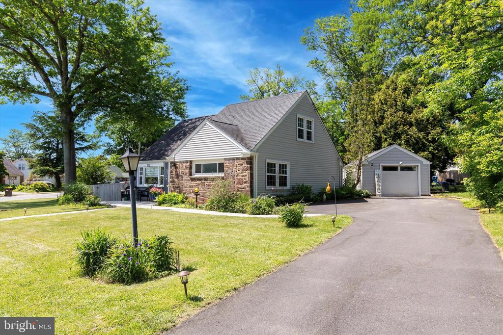 233 OXFORD CIRCLE