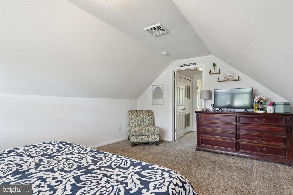 233 OXFORD CIRCLE