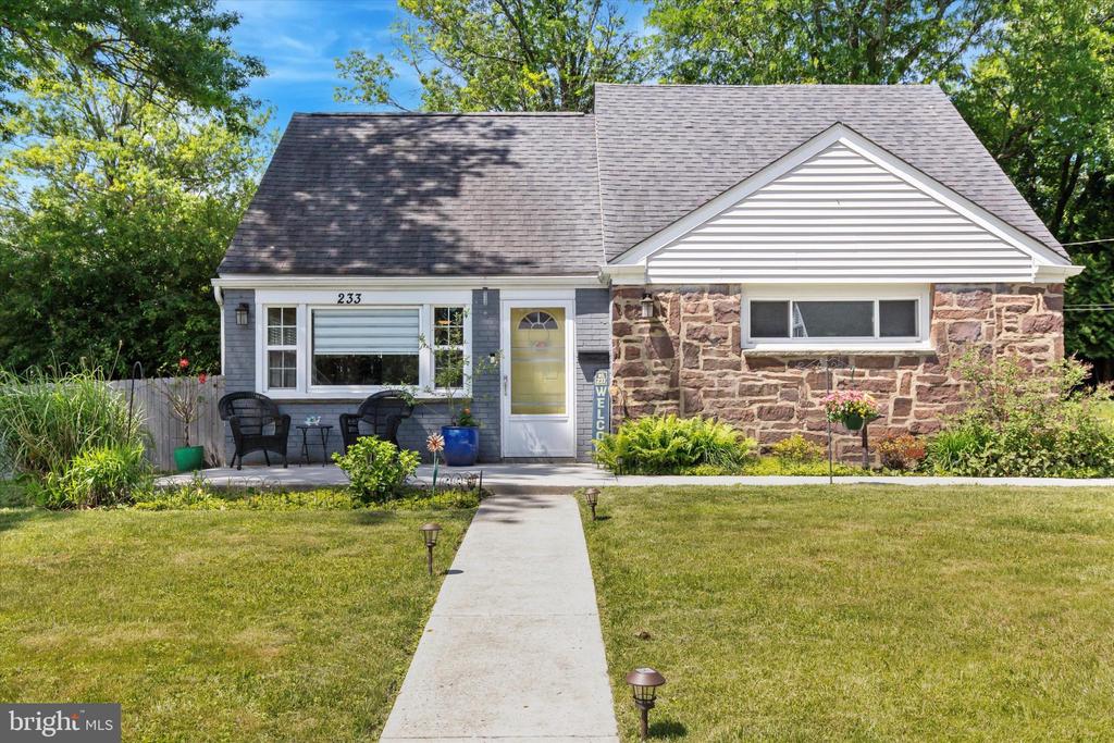 233 OXFORD CIRCLE