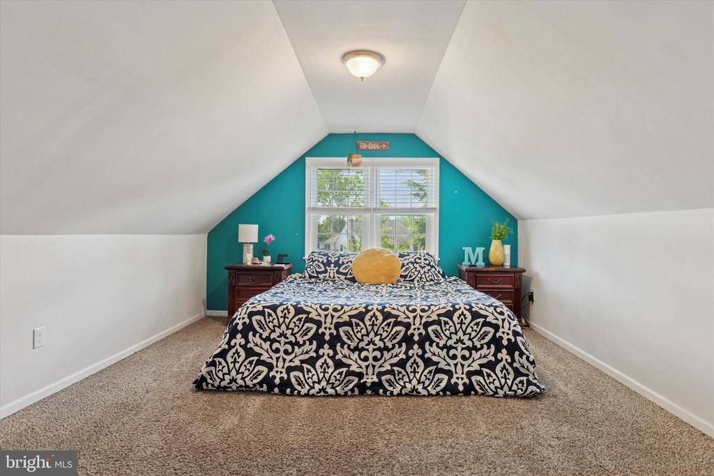 233 OXFORD CIRCLE