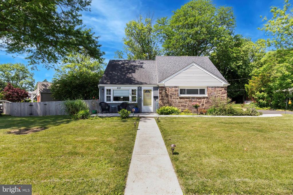 233 OXFORD CIRCLE