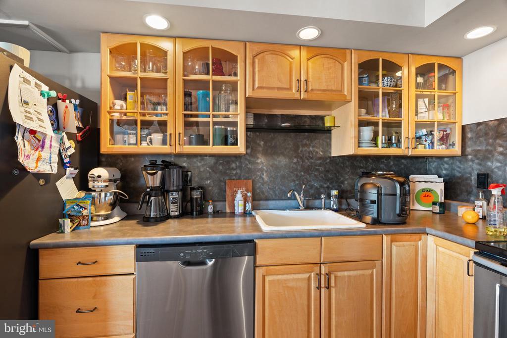 200 LOMBARD STREET Unit: 713