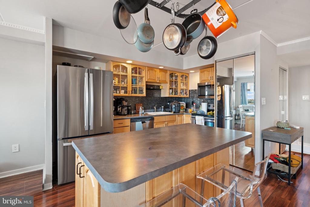 200 LOMBARD STREET Unit: 713