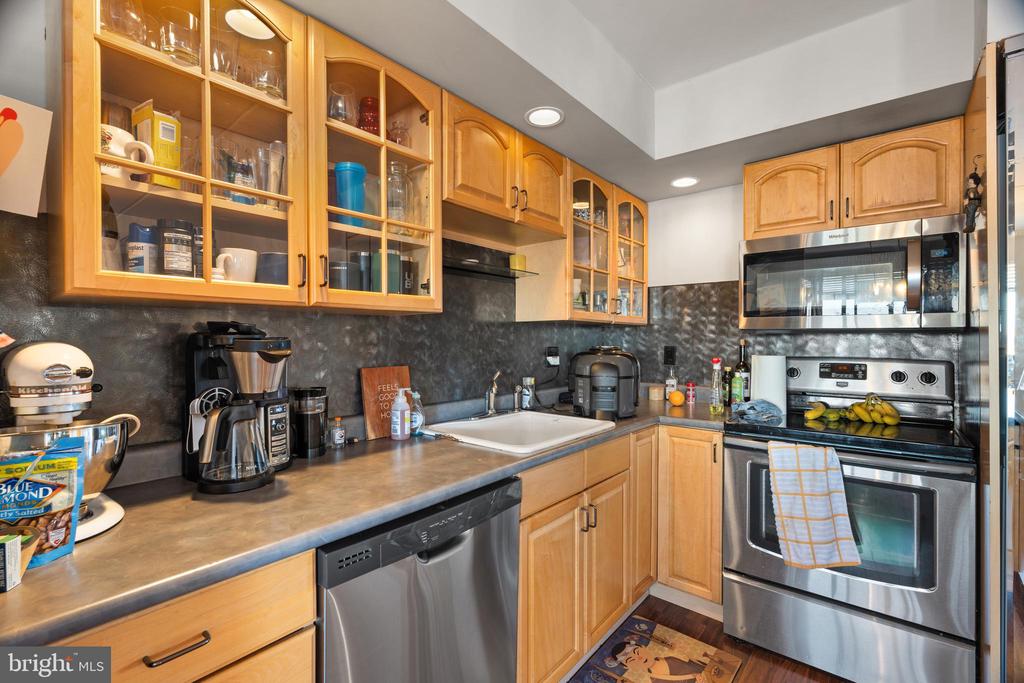 200 LOMBARD STREET Unit: 713