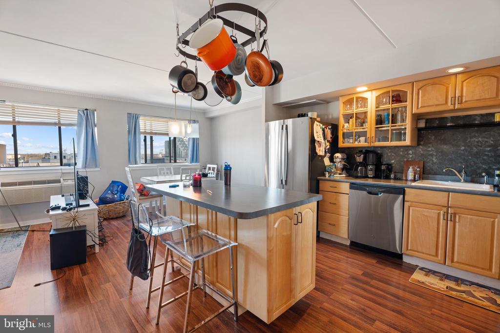 200 LOMBARD STREET Unit: 713