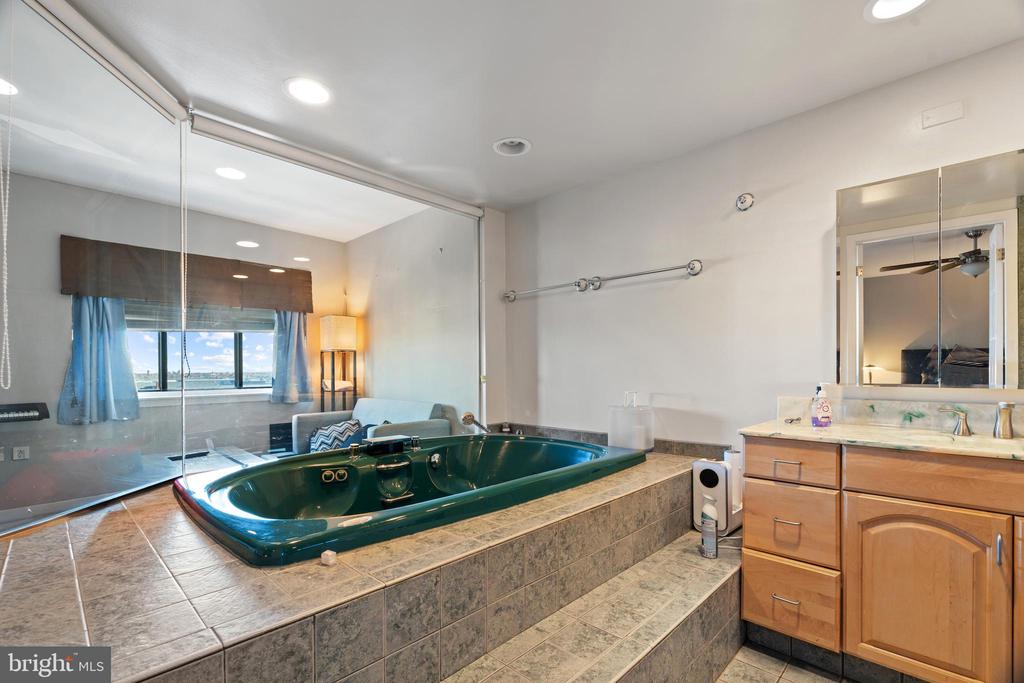 200 LOMBARD STREET Unit: 713