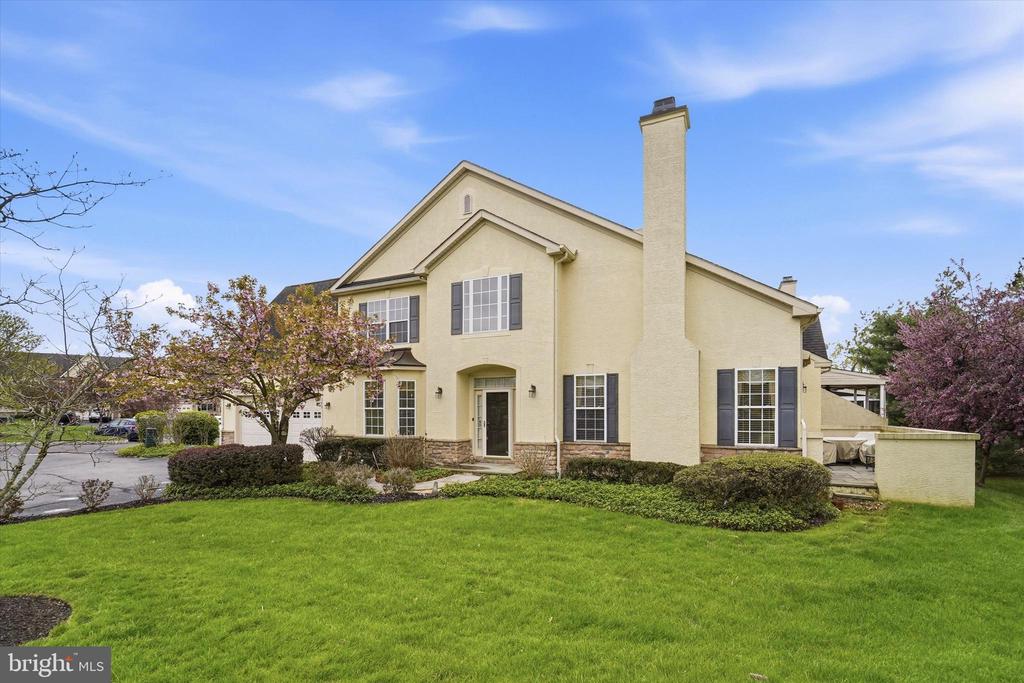 590 FARMDALE CIRCLE