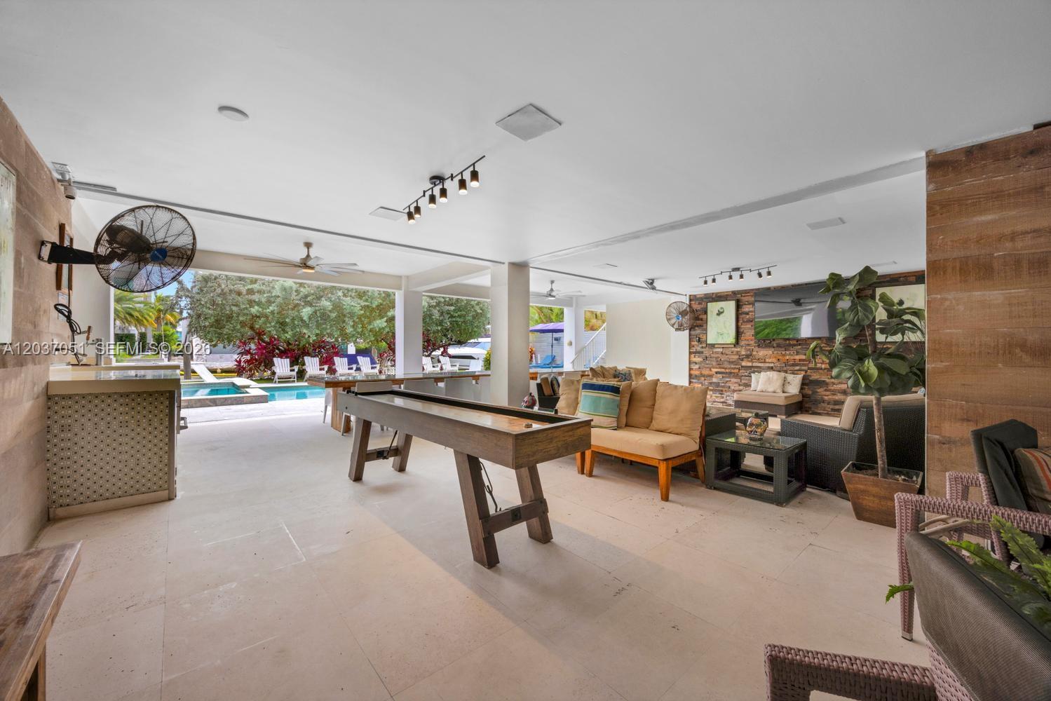 1076 NE Little River Dr