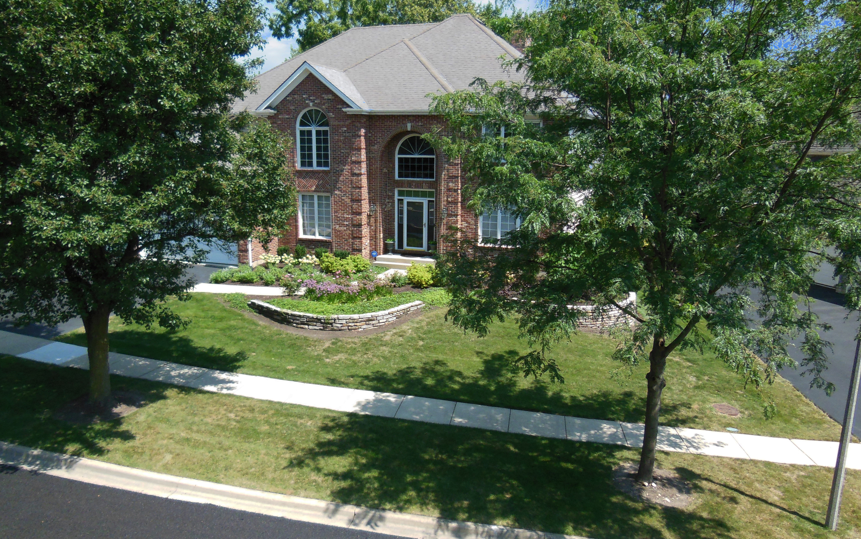 2002 KING EDWARD Avenue