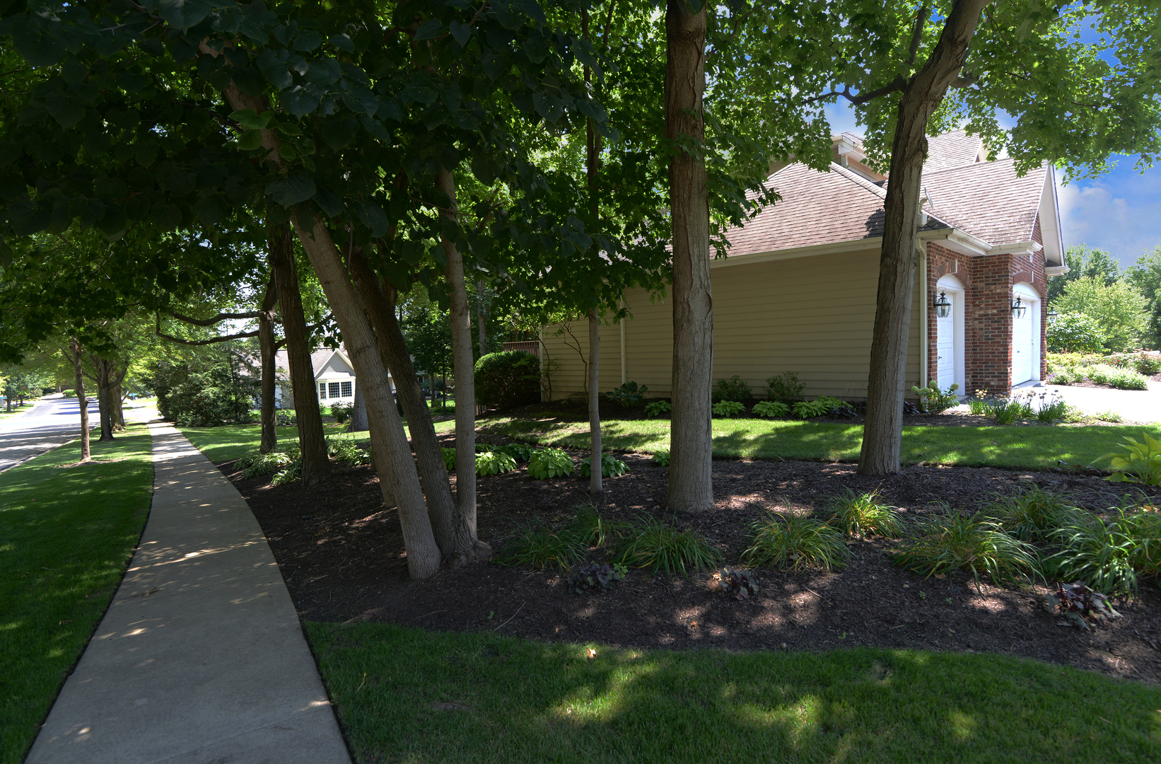 2002 KING EDWARD Avenue