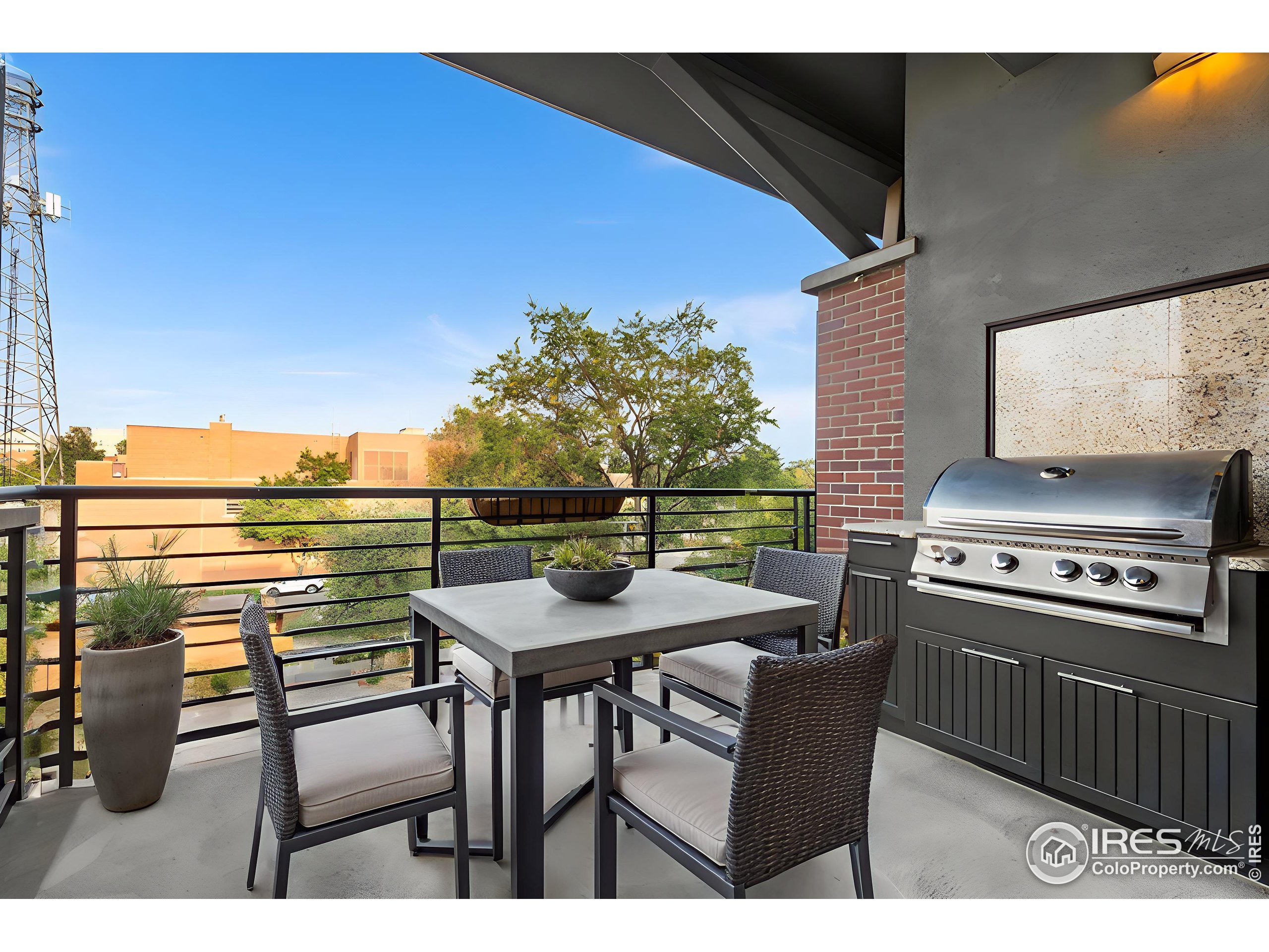 210 W Magnolia St 320