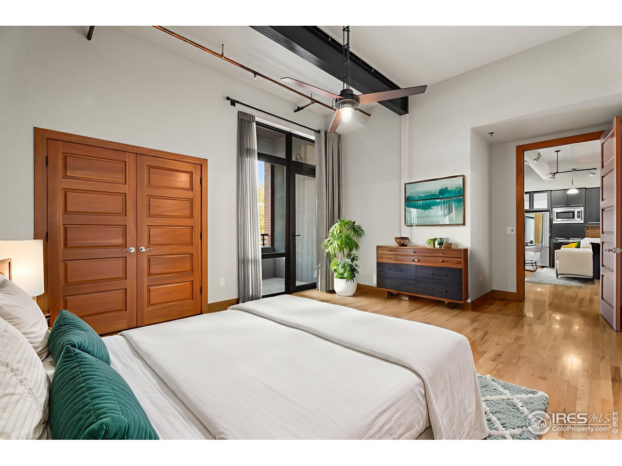 210 W Magnolia St 320