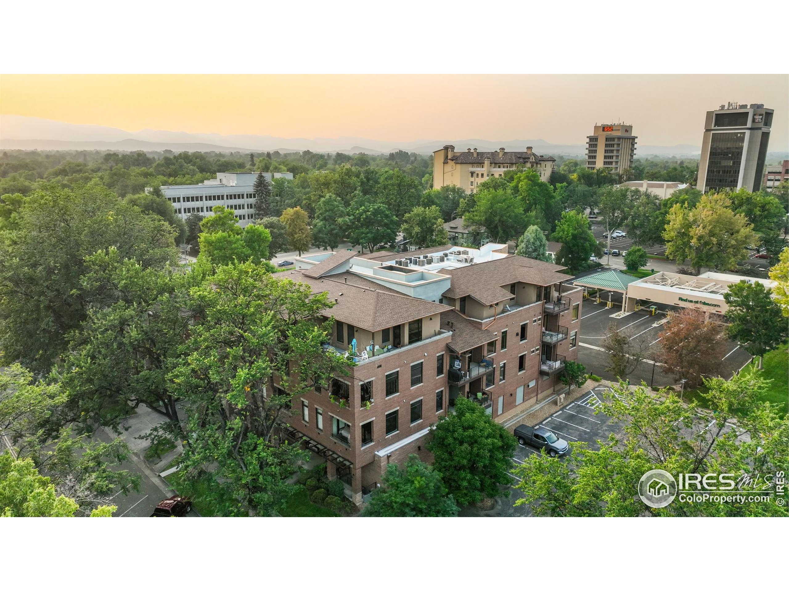 210 W Magnolia St 320