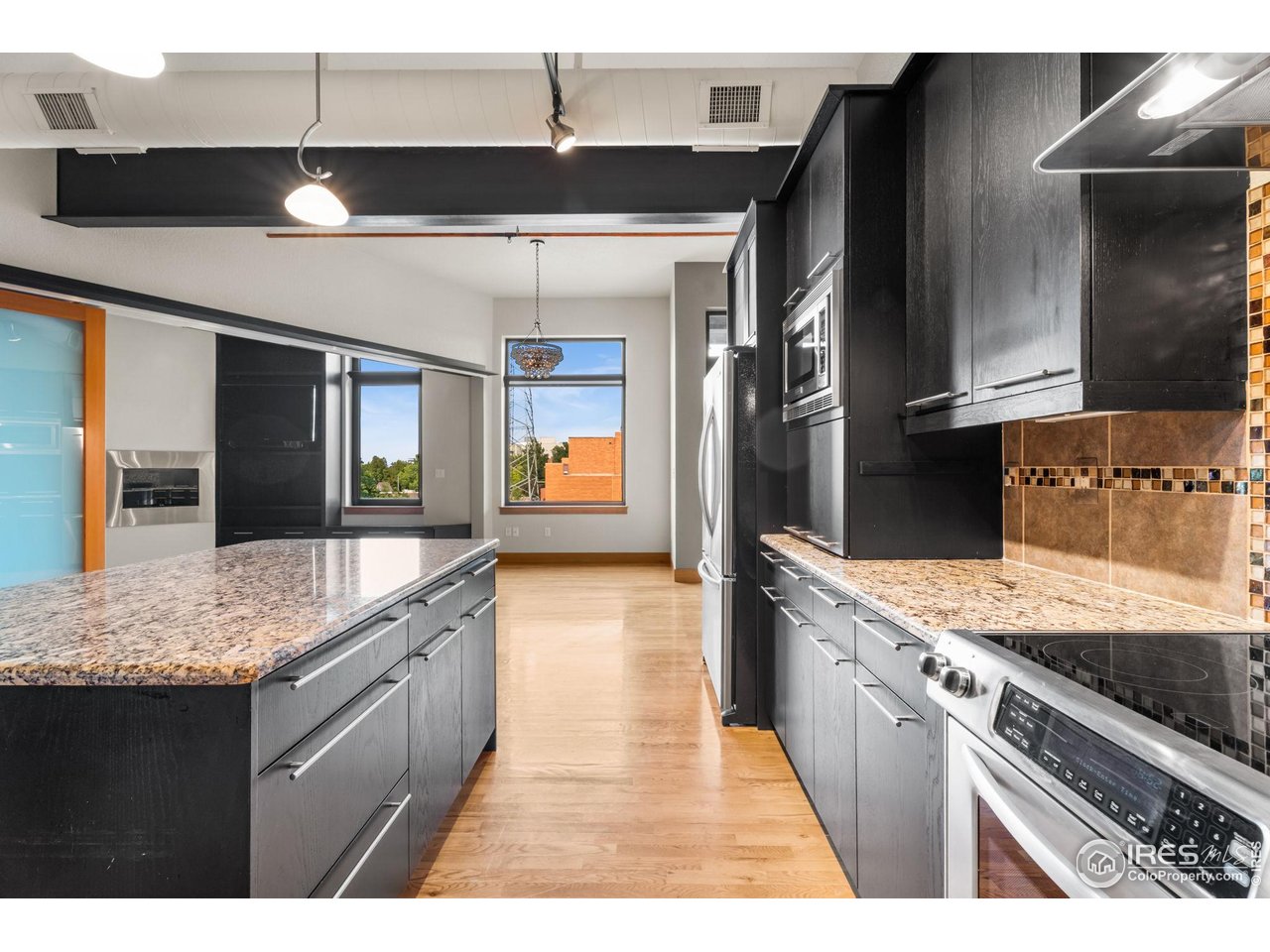 210 W Magnolia St 320