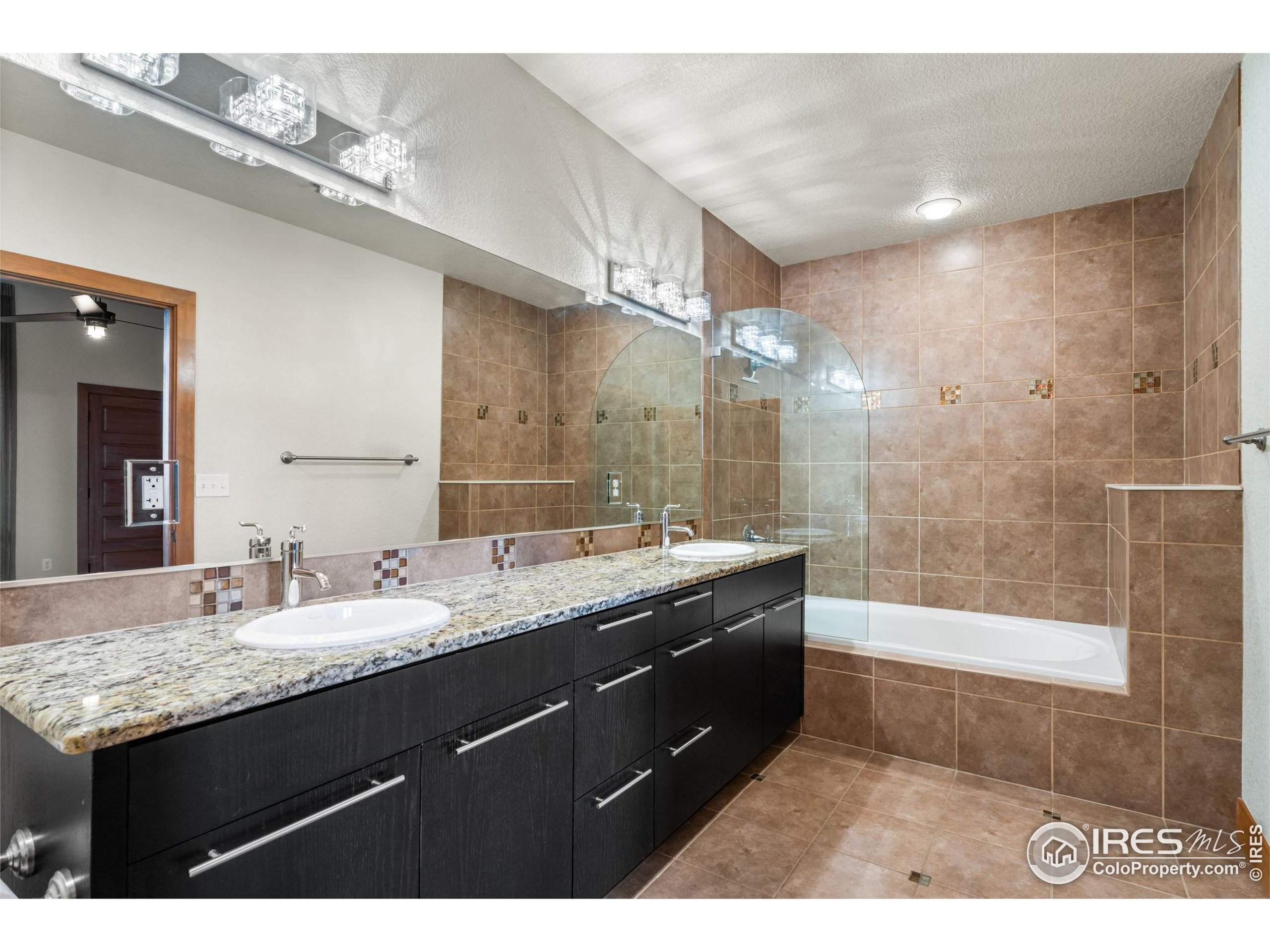 210 W Magnolia St 320