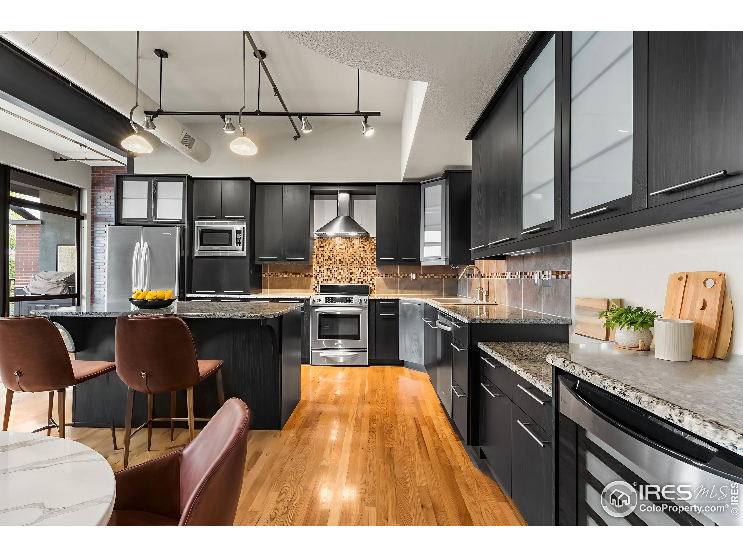 210 W Magnolia St 320